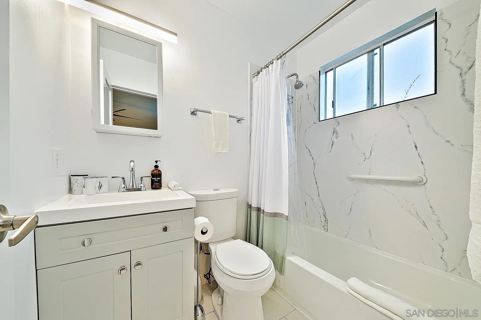 Detail Gallery Image 10 of 12 For 965  Rosecrans St, San Diego,  CA 92106 - 5 Beds | 2/1 Baths