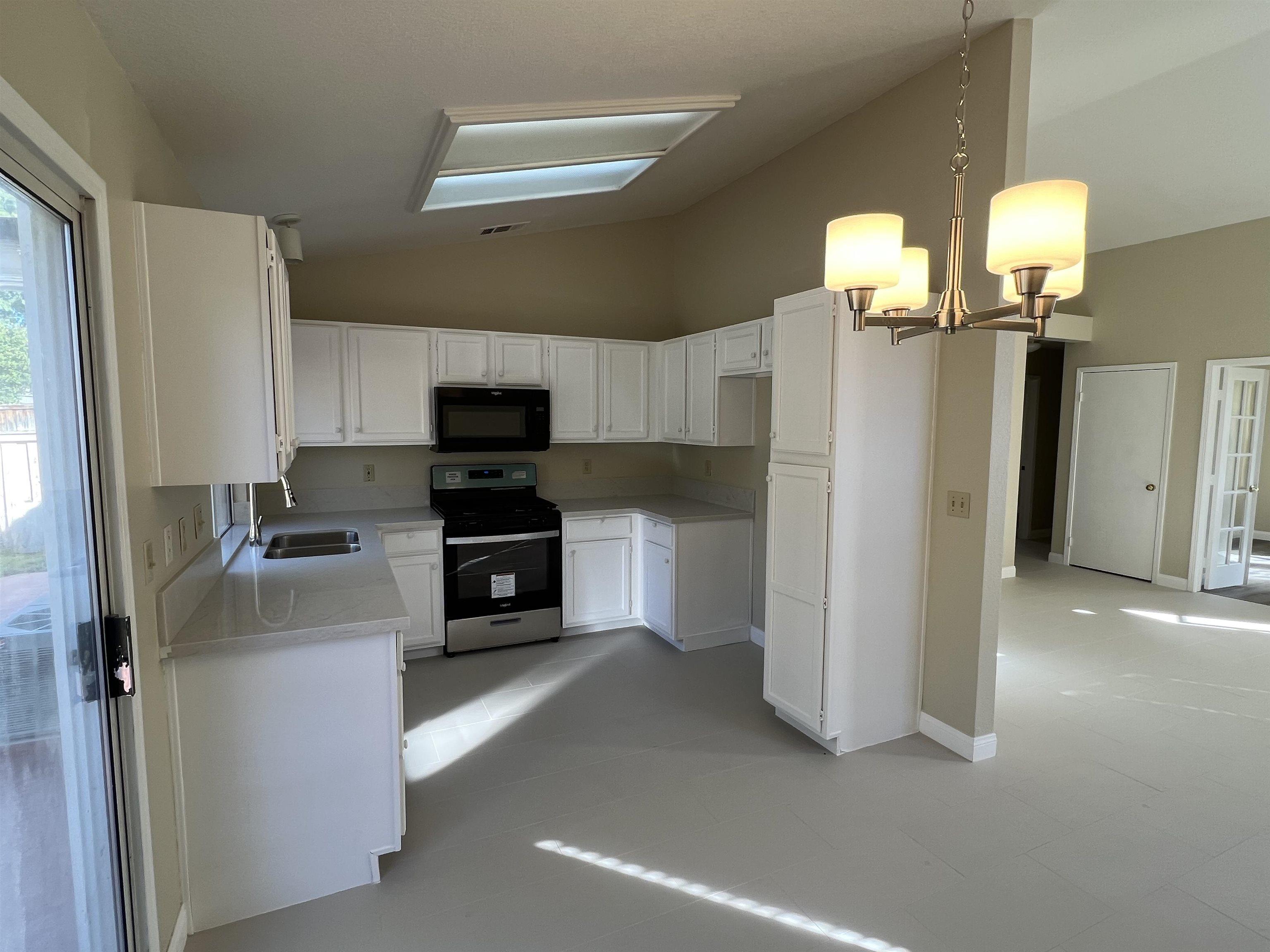 Detail Gallery Image 3 of 8 For 31850  via Barraza, Temecula,  CA 92592 - 3 Beds | 2 Baths