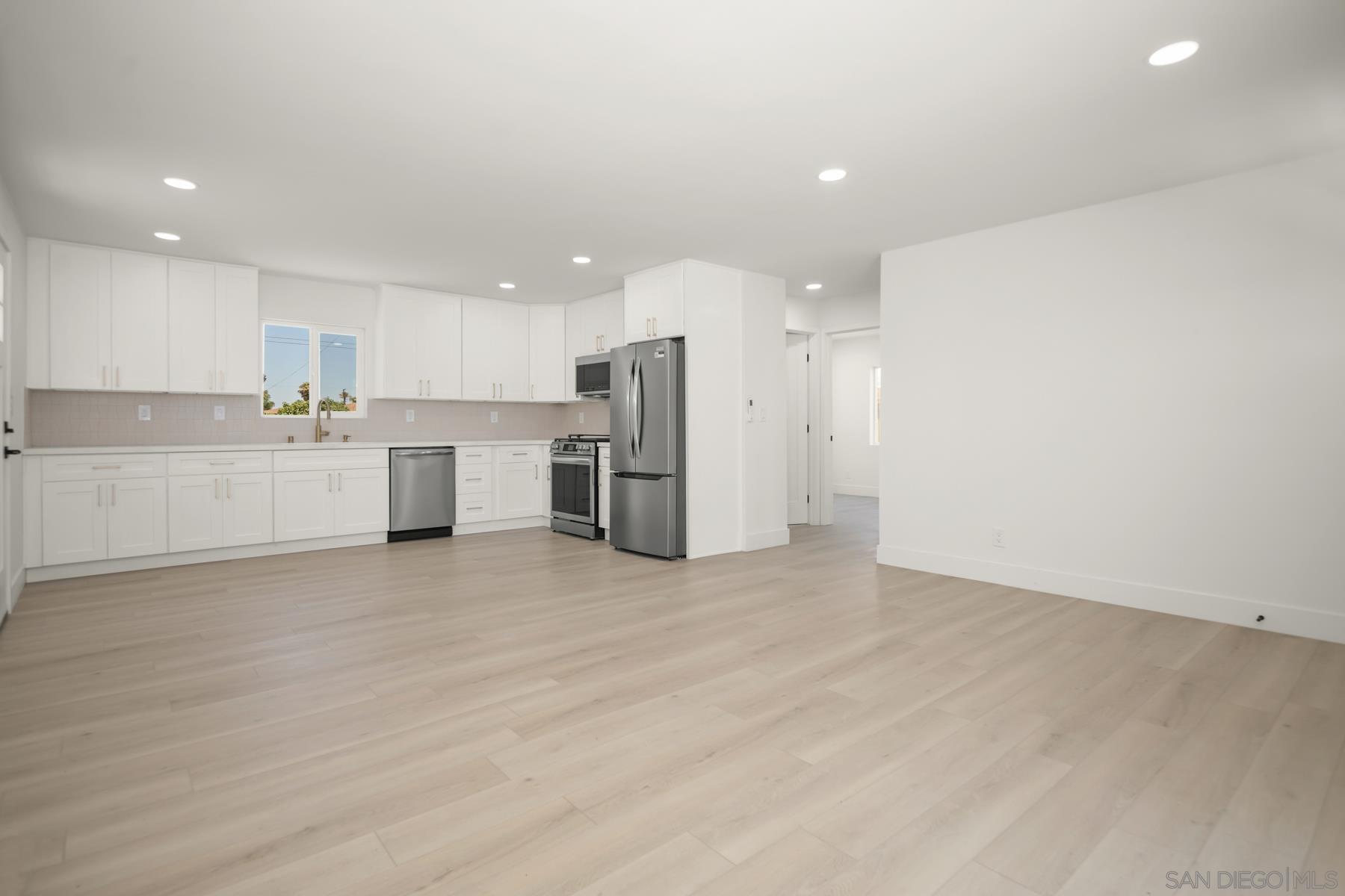 Detail Gallery Image 1 of 1 For 760  Florence St, Imperial Beach,  CA 91932 - 2 Beds | 2 Baths