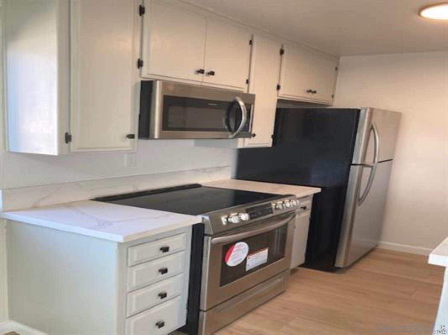 Detail Gallery Image 3 of 35 For 811 W Nutmeg St  302, San Diego,  CA 92103 - 2 Beds | 2 Baths