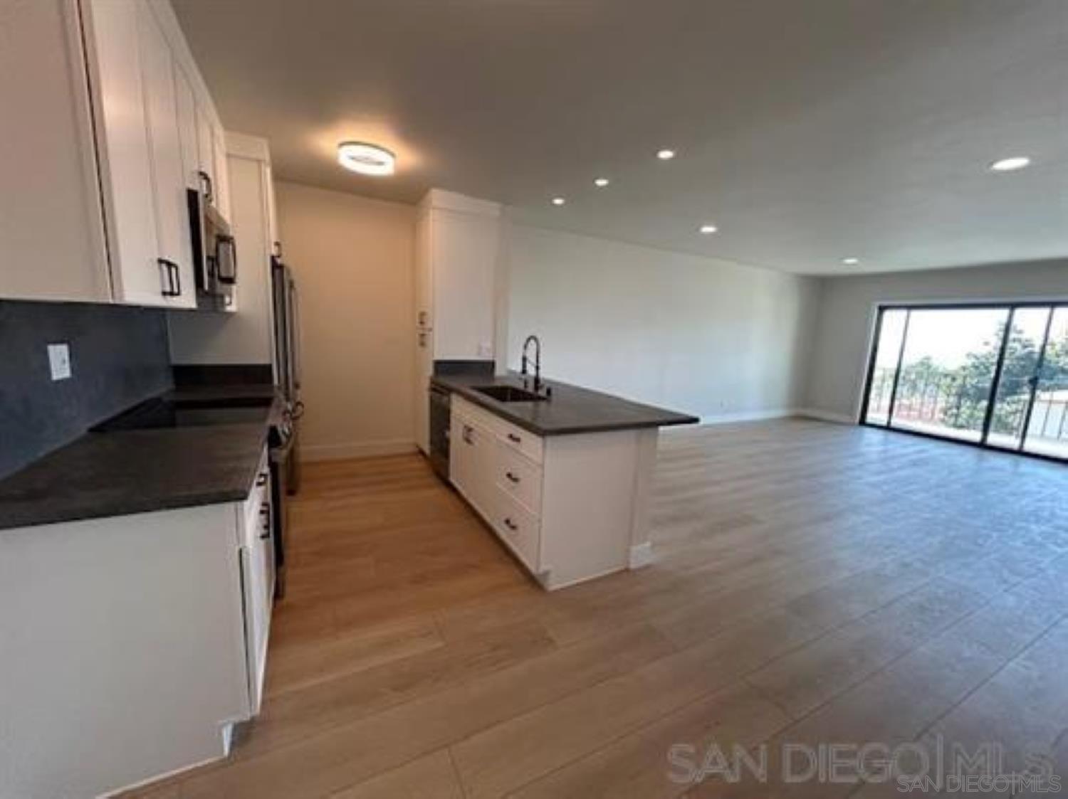 Detail Gallery Image 18 of 22 For 811 W Nutmeg St  306, San Diego,  CA 92103 - 2 Beds | 1 Baths