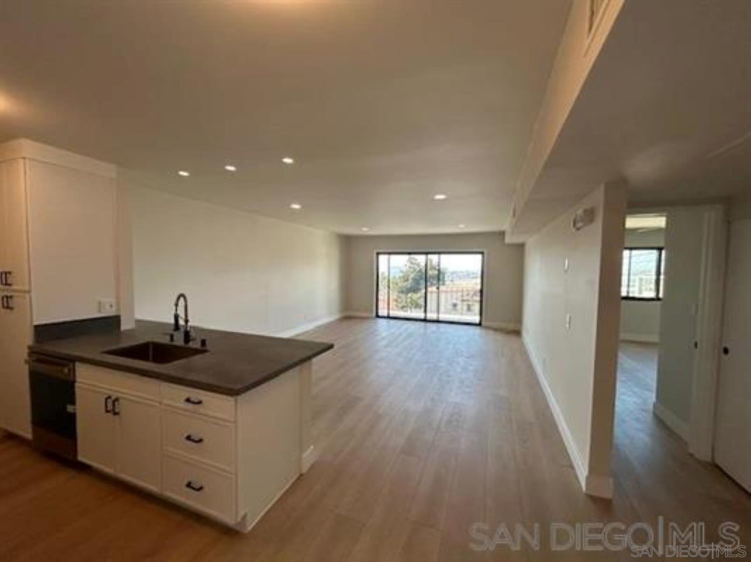 Detail Gallery Image 9 of 22 For 811 W Nutmeg St  306, San Diego,  CA 92103 - 2 Beds | 1 Baths