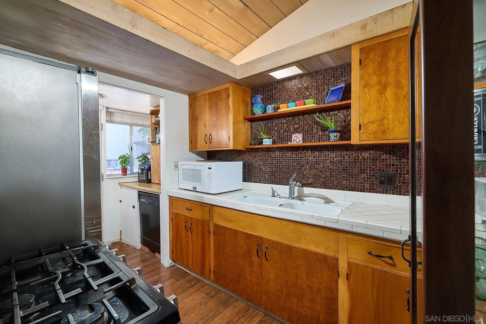 Detail Gallery Image 8 of 23 For 914  Highland Avenue, Del Mar,  CA 92014 - 8 Beds | 4 Baths