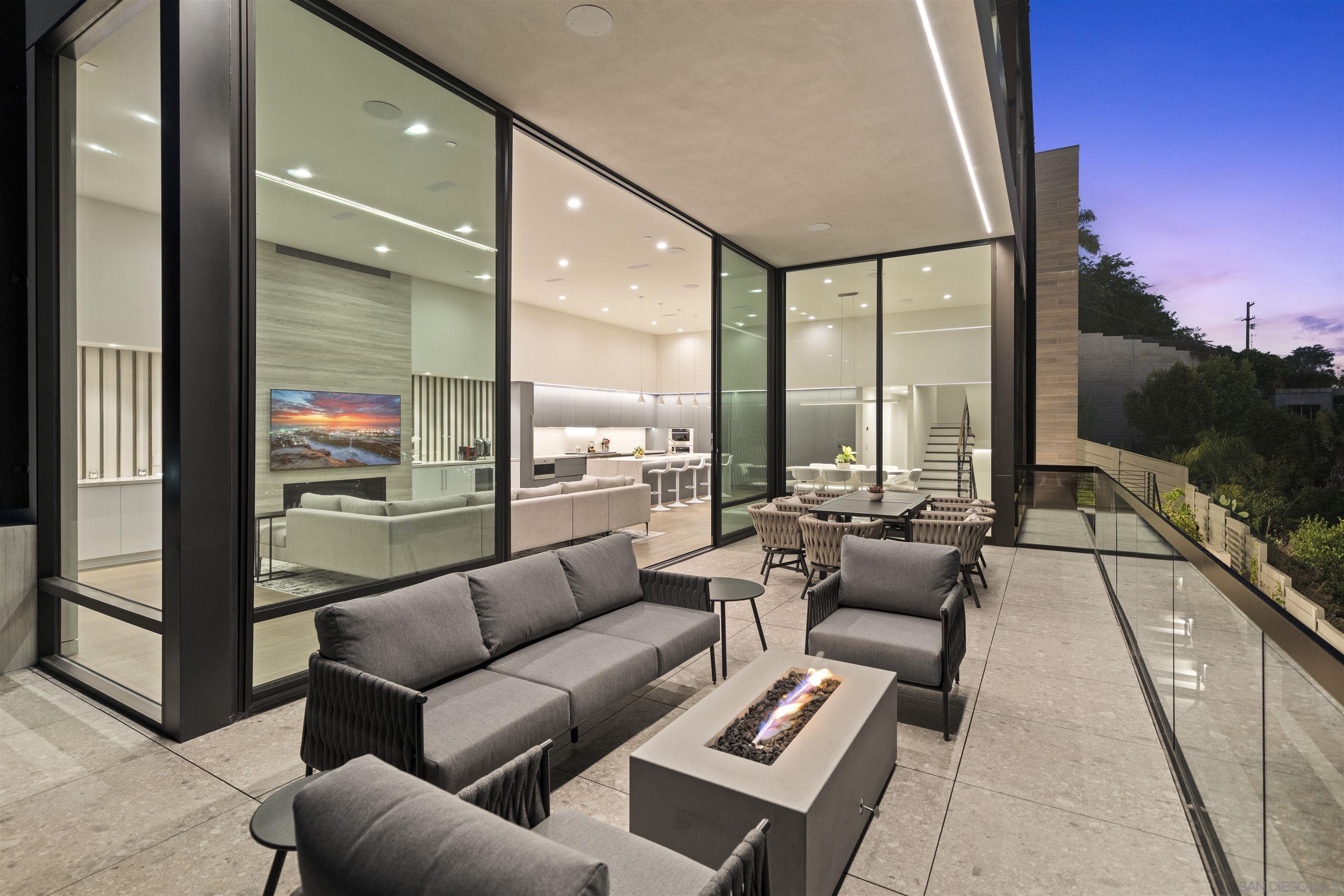 Detail Gallery Image 14 of 46 For 2035  Evergreen, San Diego,  CA 92106 - 4 Beds | 3/1 Baths