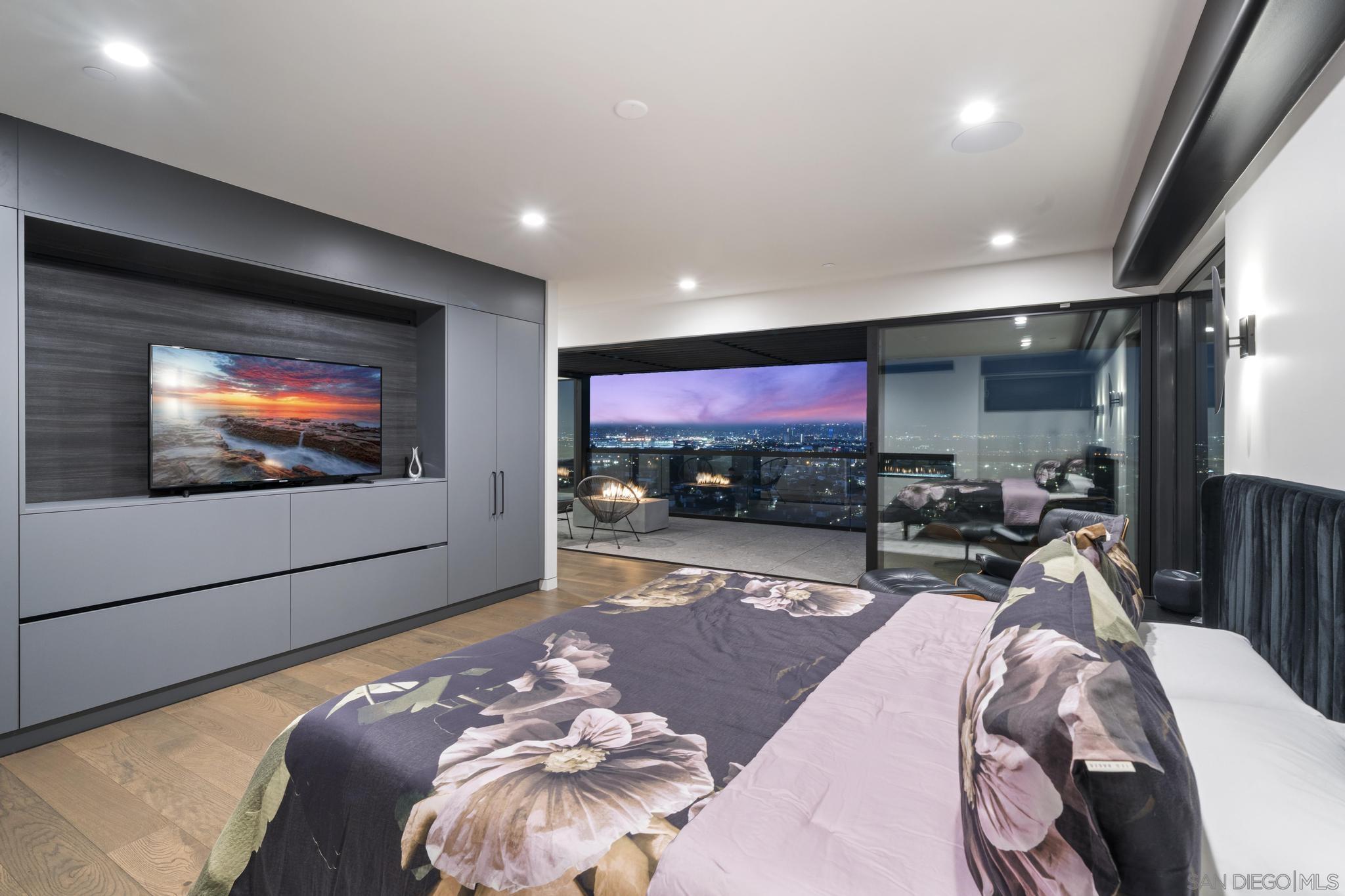 Detail Gallery Image 19 of 46 For 2035  Evergreen, San Diego,  CA 92106 - 4 Beds | 3/1 Baths