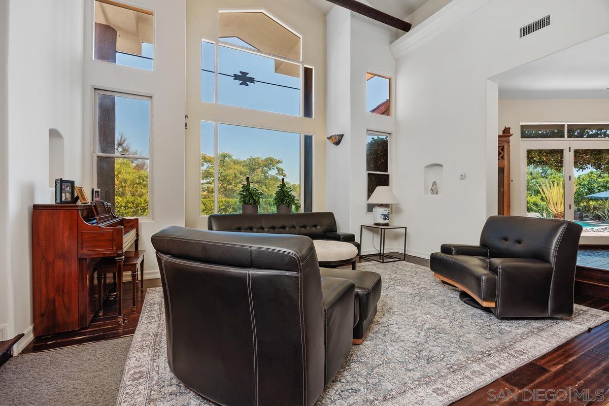 Detail Gallery Image 11 of 38 For 13591  Summit Circle, Poway,  CA 92064 - 5 Beds | 5/2 Baths