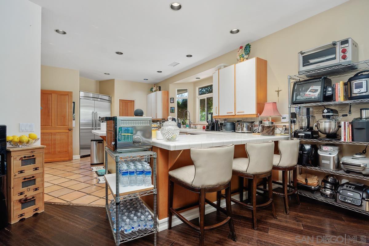 Detail Gallery Image 16 of 38 For 13591  Summit Circle, Poway,  CA 92064 - 5 Beds | 5/2 Baths