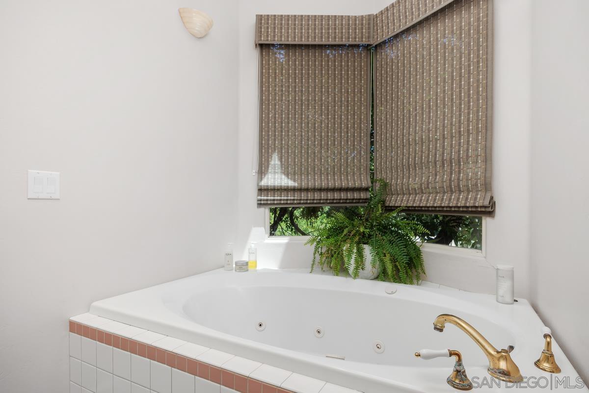 Detail Gallery Image 23 of 38 For 13591  Summit Circle, Poway,  CA 92064 - 5 Beds | 5/2 Baths