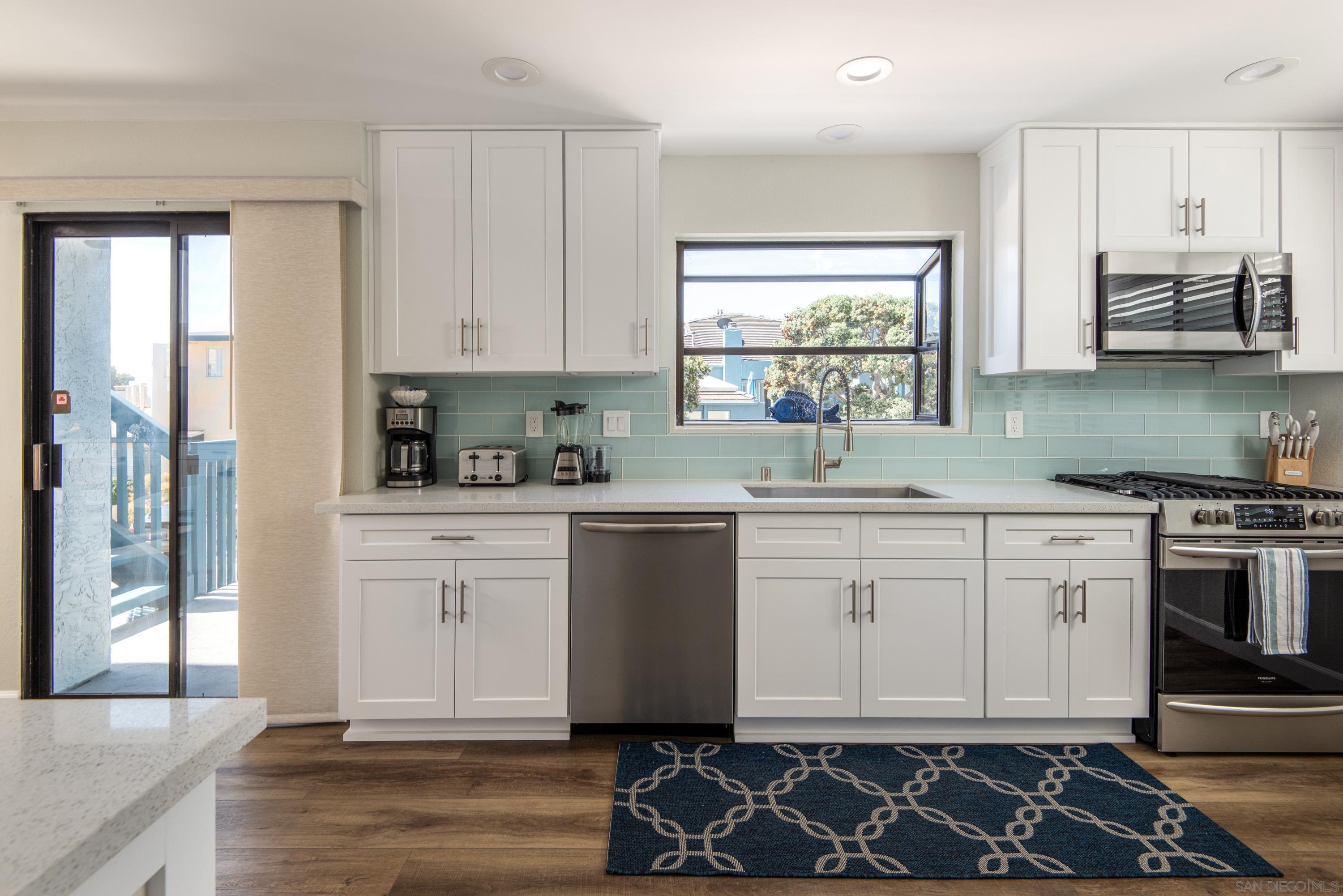 Detail Gallery Image 12 of 24 For 822  San Gabriel Pl  103, San Diego,  CA 92109 - 3 Beds | 3/1 Baths