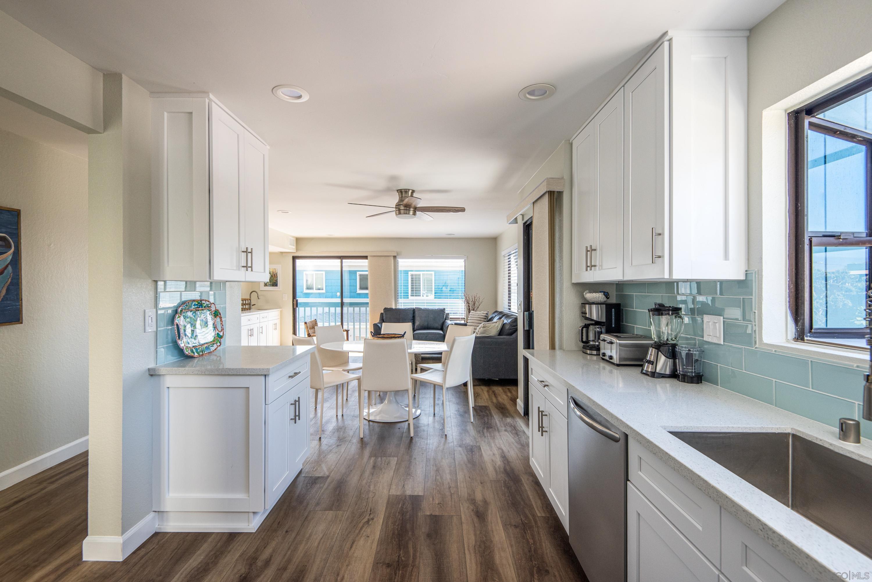 Detail Gallery Image 15 of 24 For 822  San Gabriel Pl  103, San Diego,  CA 92109 - 3 Beds | 3/1 Baths