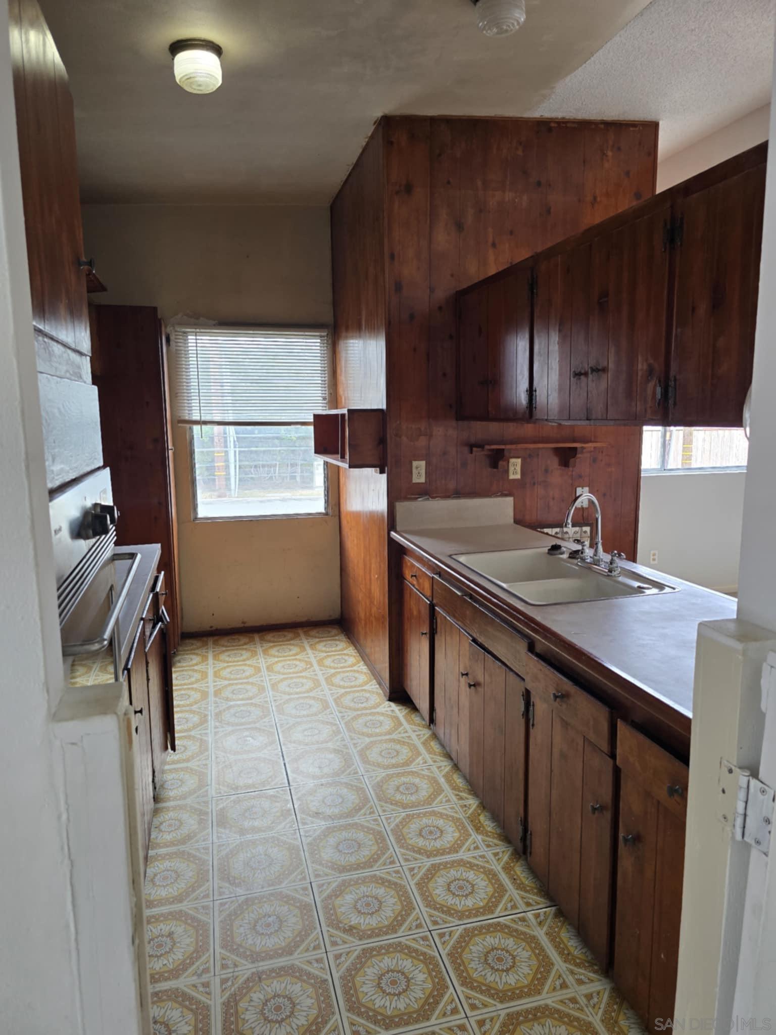 Detail Gallery Image 8 of 15 For 2806  Mission Village Drive, San Diego,  CA 92123 - 5 Beds | 2/1 Baths