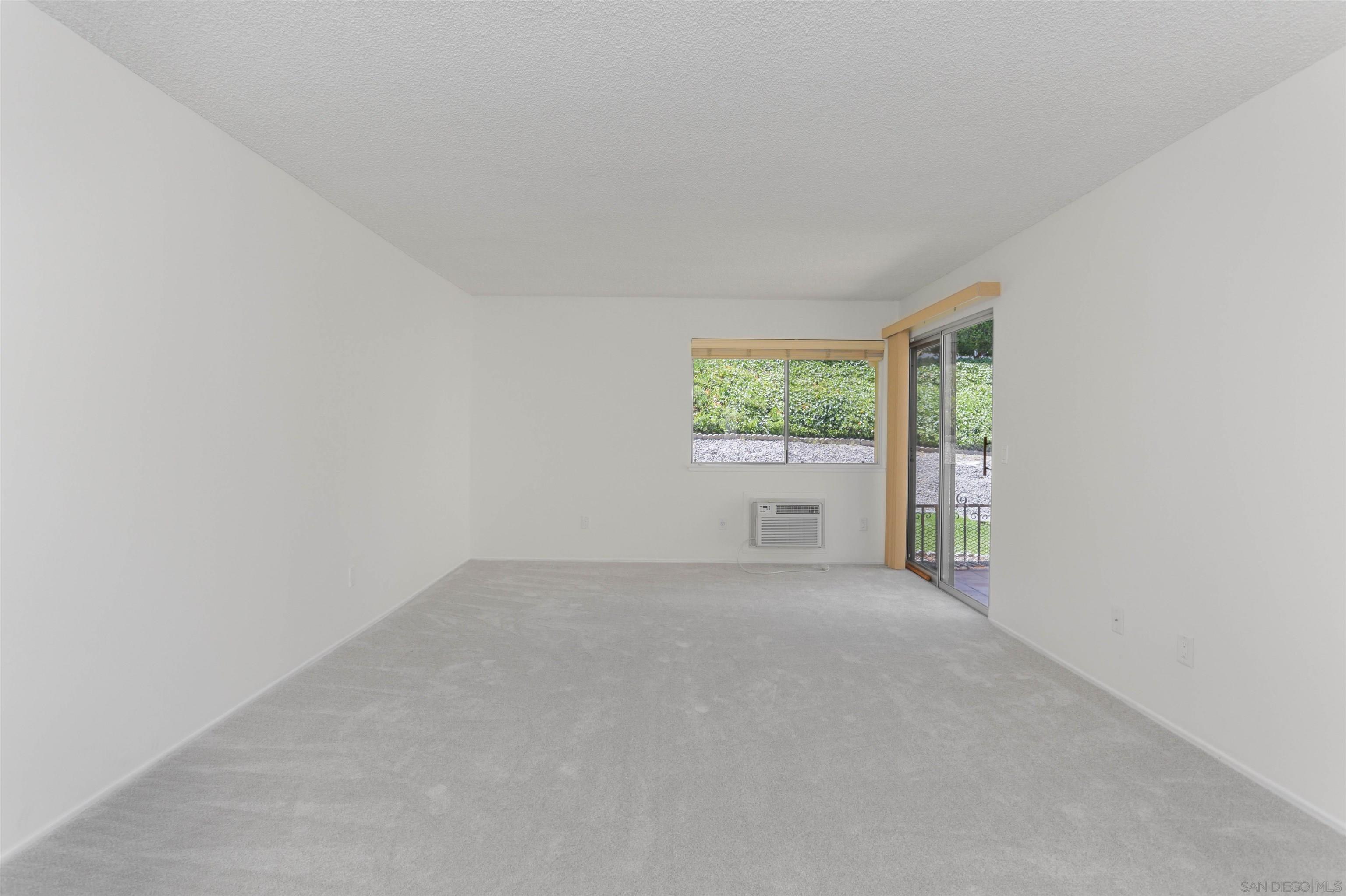 Detail Gallery Image 3 of 8 For 17464  Plaza Cerado  83, San Diego,  CA 92128 - 2 Beds | 1 Baths