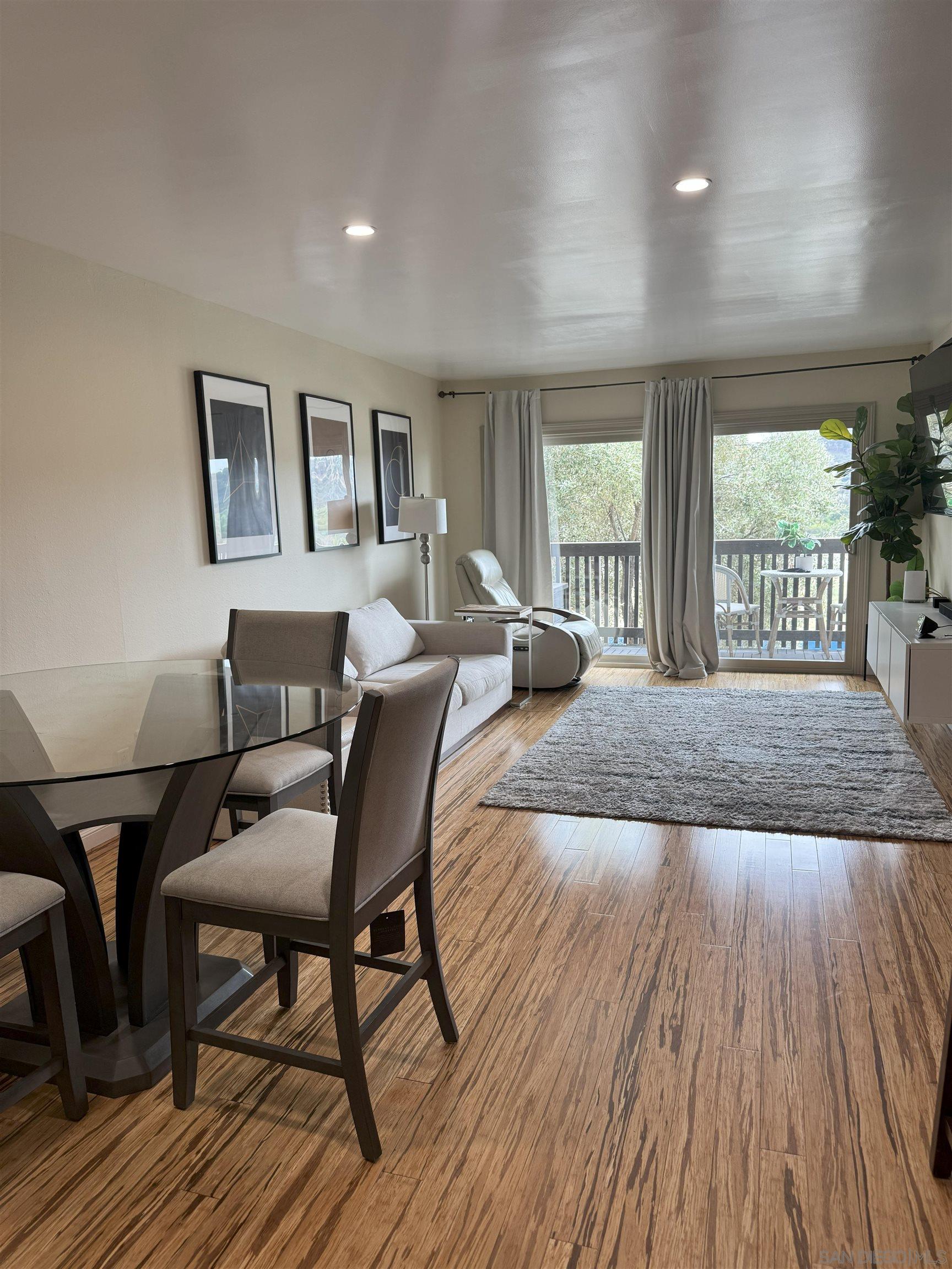 Front Image Thumbnail for SD250036076