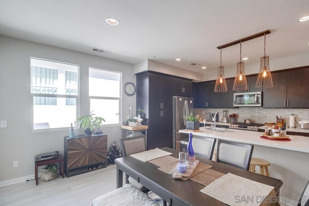 Detail Gallery Image 11 of 51 For 2092  Tango Loop  #2,  Chula Vista,  CA 91915 - 4 Beds | 3 Baths