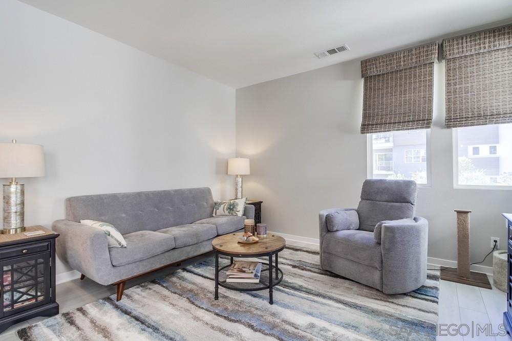 Detail Gallery Image 16 of 51 For 2092  Tango Loop  #2,  Chula Vista,  CA 91915 - 4 Beds | 3 Baths