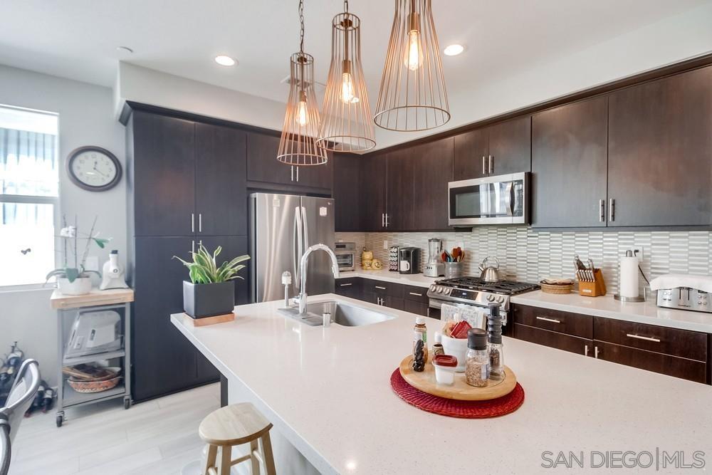 Detail Gallery Image 10 of 51 For 2092  Tango Loop  #2,  Chula Vista,  CA 91915 - 4 Beds | 3 Baths