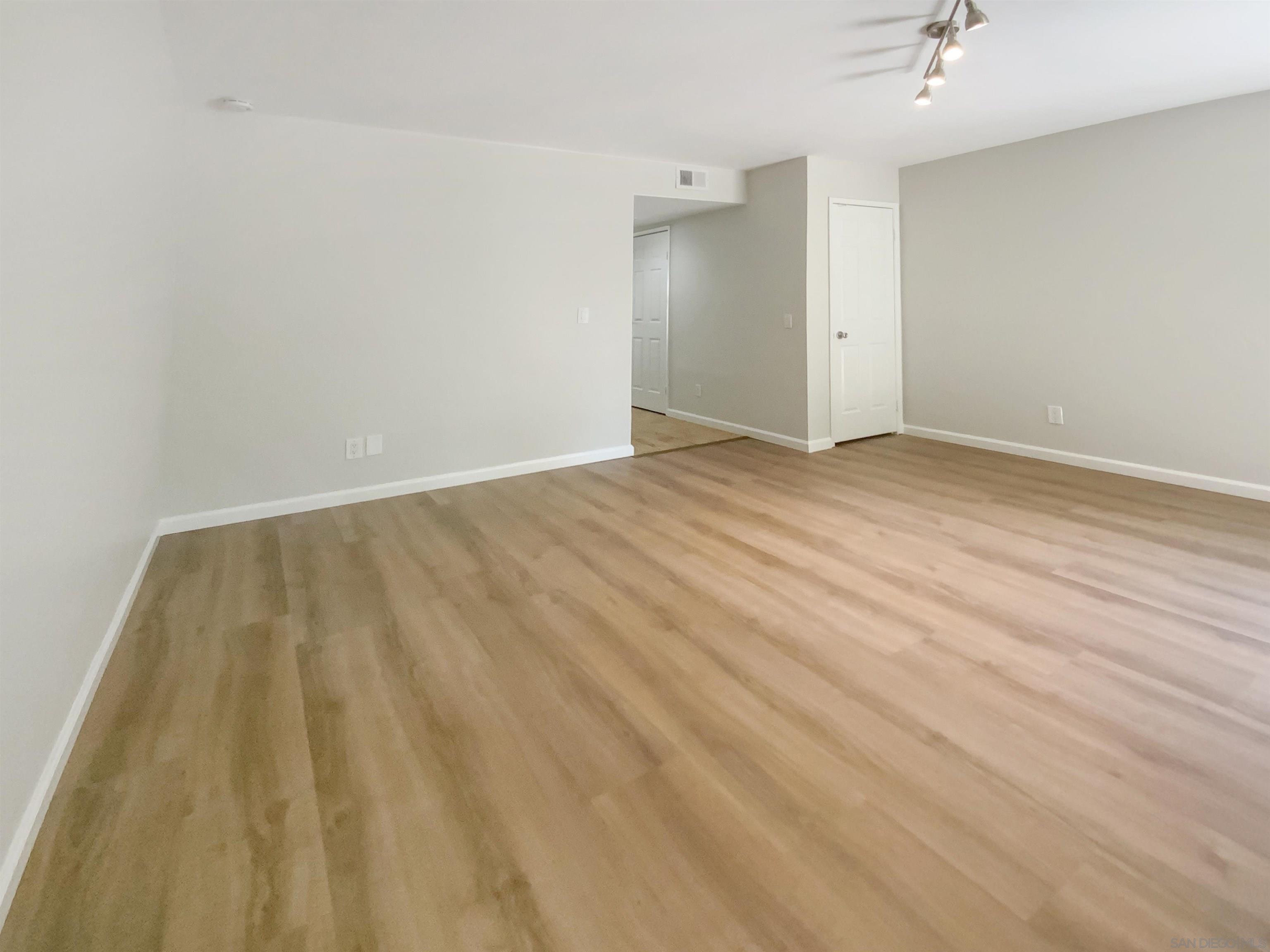 Detail Gallery Image 3 of 17 For 5661  Lake Park Way  #4,  La Mesa,  CA 91942 - 2 Beds | 1/1 Baths