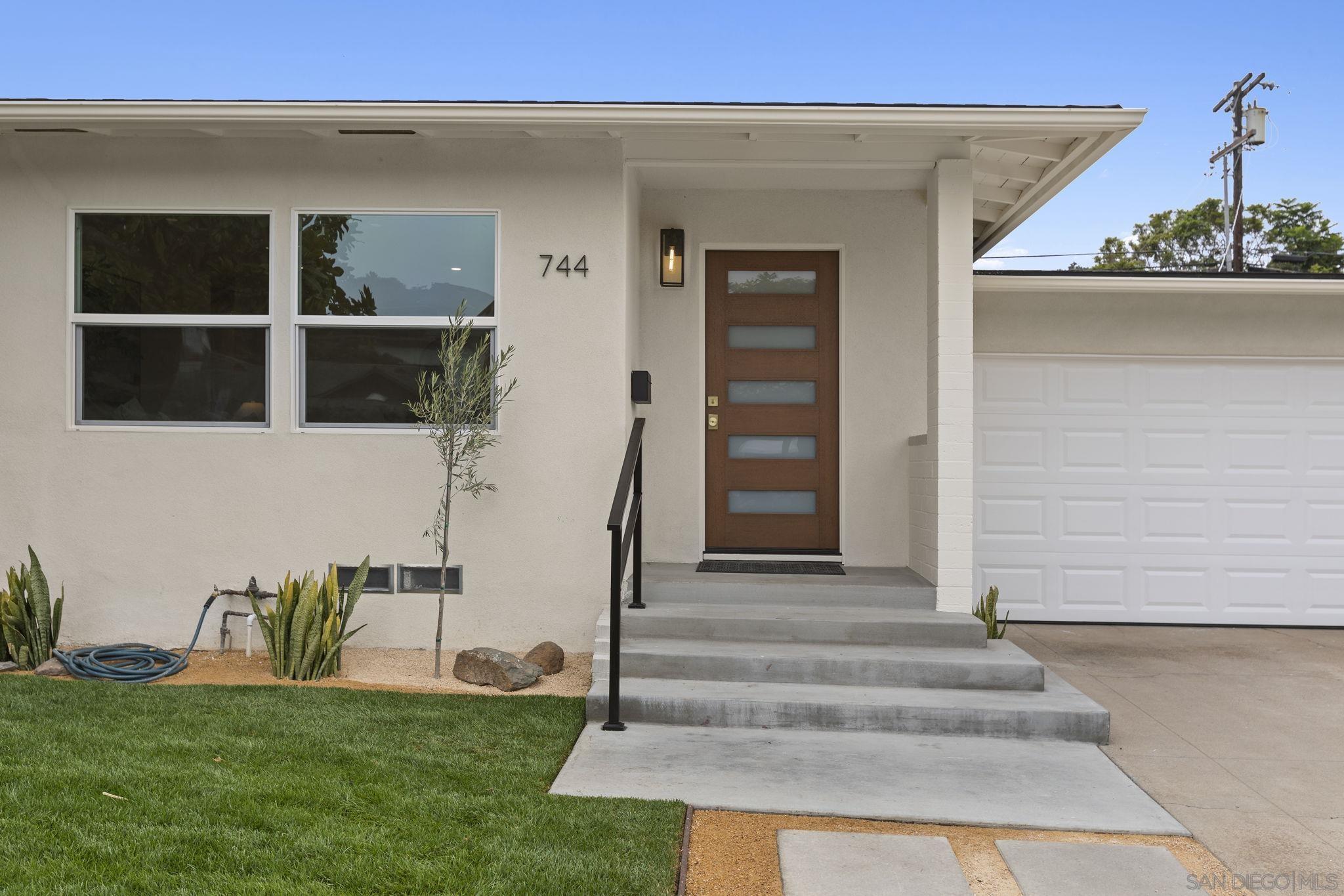 Detail Gallery Image 5 of 25 For 744  Catalina Blvd, San Diego,  CA 92106 - 3 Beds | 2 Baths