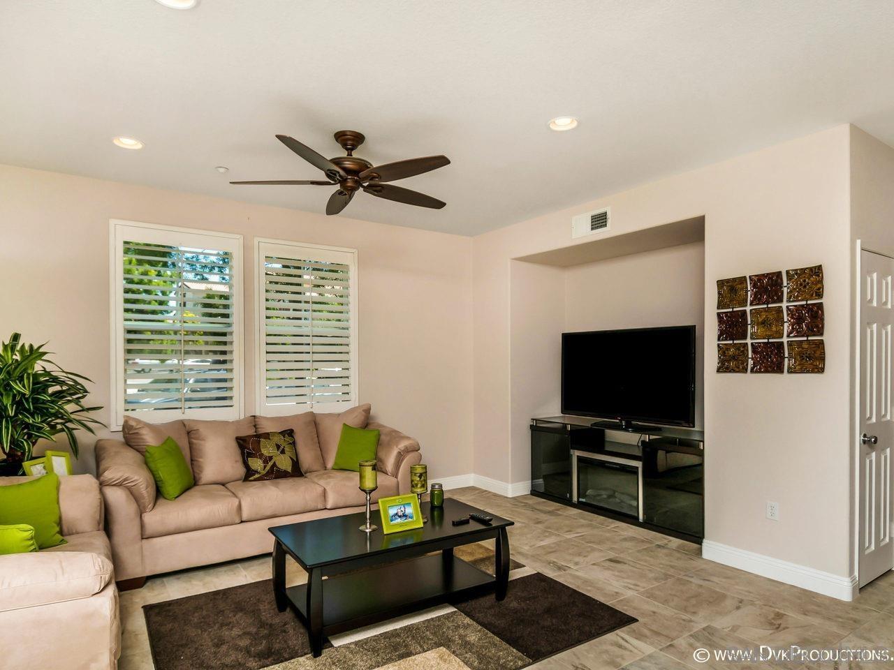 Detail Gallery Image 2 of 9 For 2145  Caminito Elda  104, Chula Vista,  CA 91915 - 3 Beds | 2/1 Baths