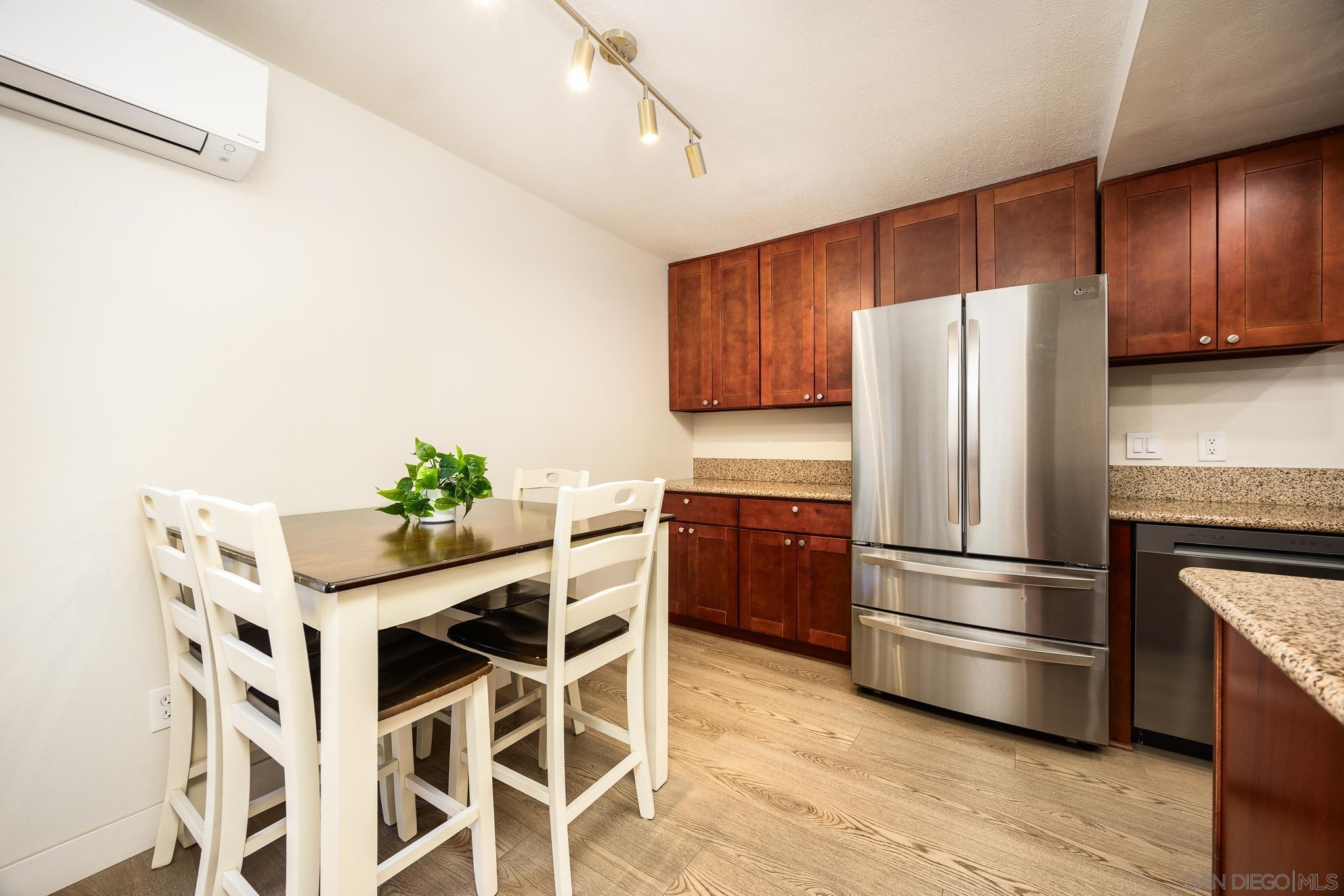 Detail Gallery Image 4 of 30 For 7813  Starling Dr, San Diego,  CA 92123 - 2 Beds | 1 Baths