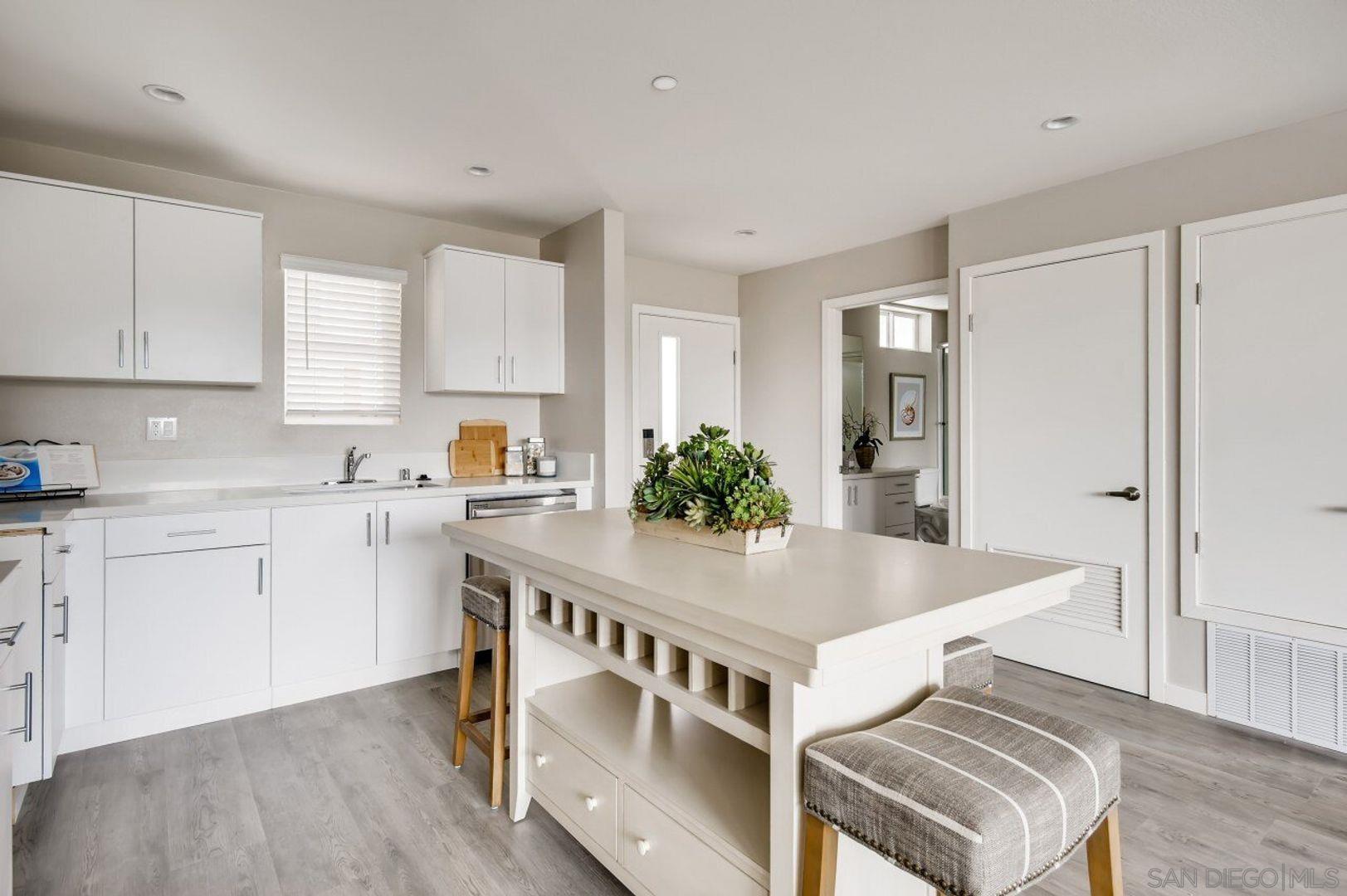 Detail Gallery Image 3 of 14 For 3909  Voltaire St  310, San Diego,  CA 92107 - 2 Beds | 2 Baths