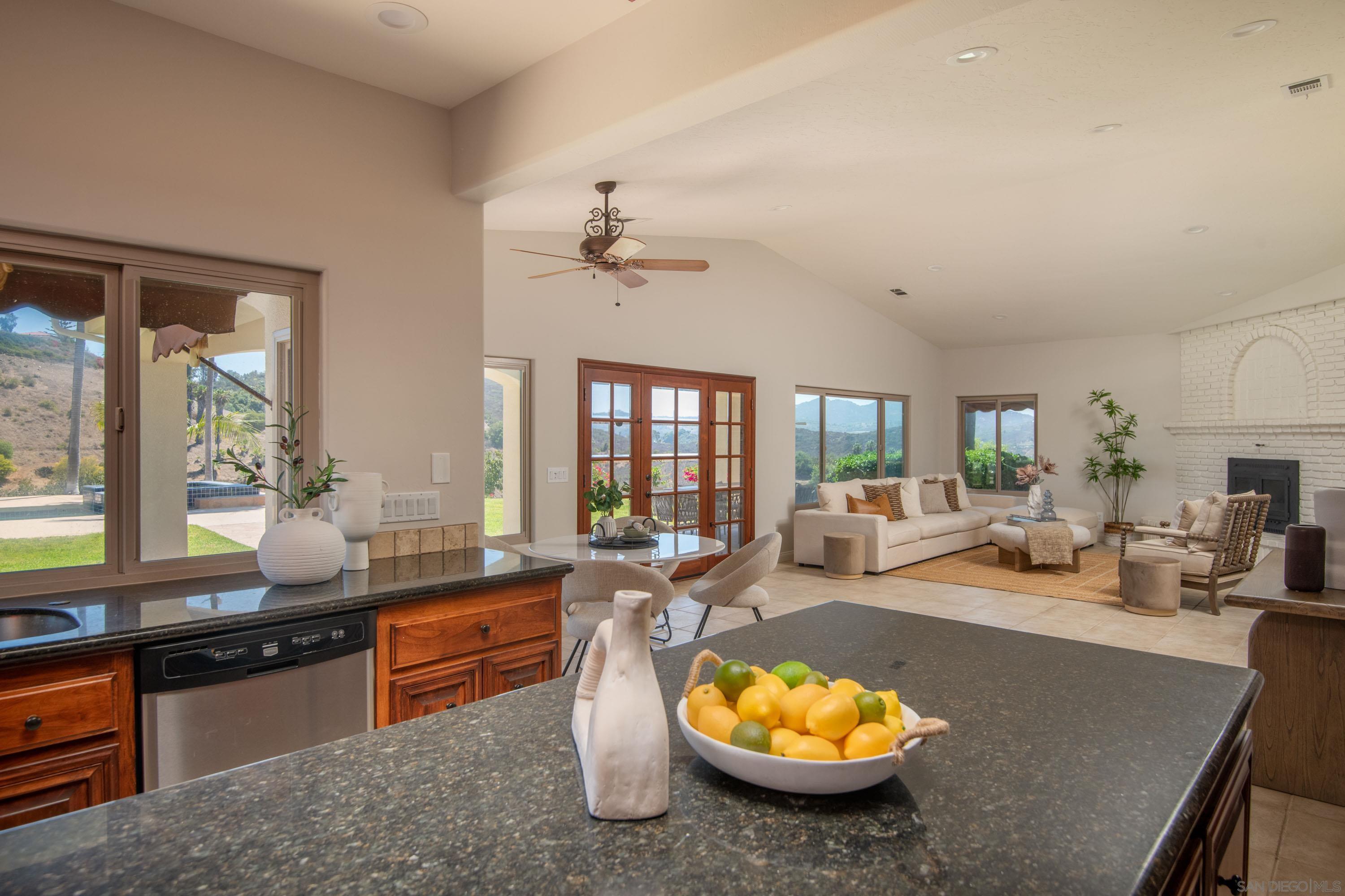 Detail Gallery Image 8 of 67 For 30343  Calle La Reina, Bonsall,  CA 92003 - 4 Beds | 4 Baths