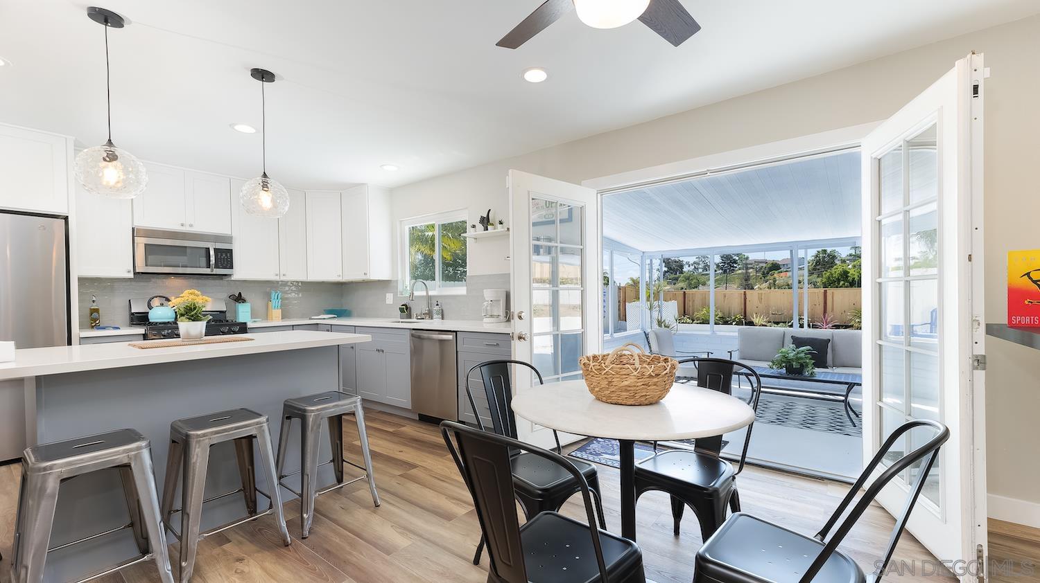 Detail Gallery Image 4 of 19 For Hilldale, Oceanside,  CA 92054 - 3 Beds | 2 Baths