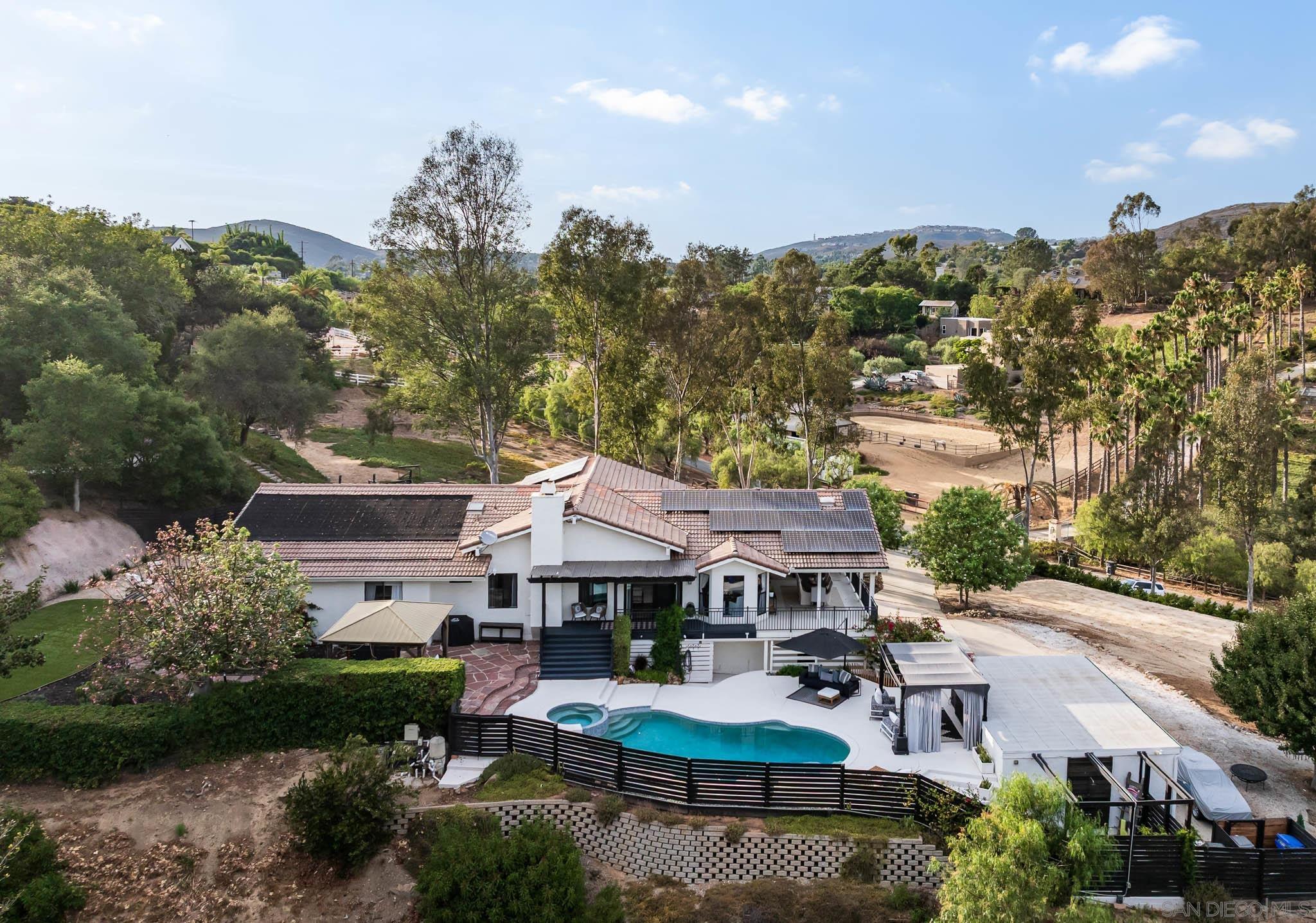 Detail Gallery Image 2 of 31 For 19950  Elfin Forest Ln, Escondido,  CA 92029 - 5 Beds | 3 Baths