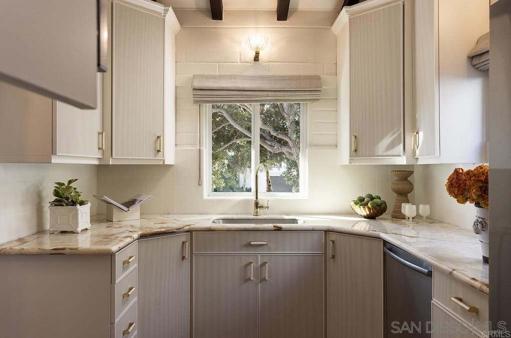 Detail Gallery Image 6 of 8 For 1935  Santa Fe Avenue, Del Mar,  CA 92014 - 3 Beds | 2 Baths