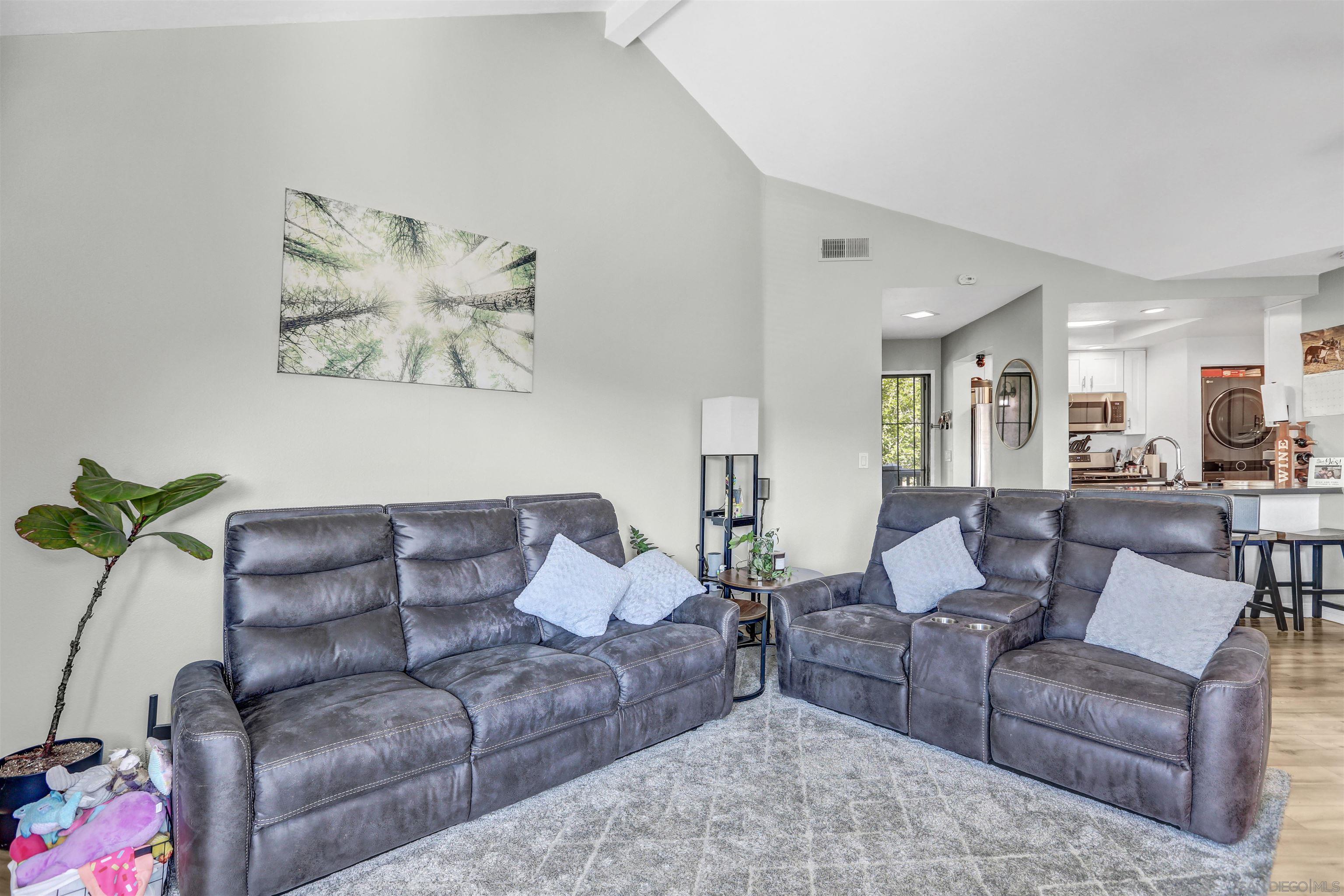 Detail Gallery Image 2 of 22 For 3049  Golden Oak Way, Spring Valley,  CA 91978 - 2 Beds | 2 Baths