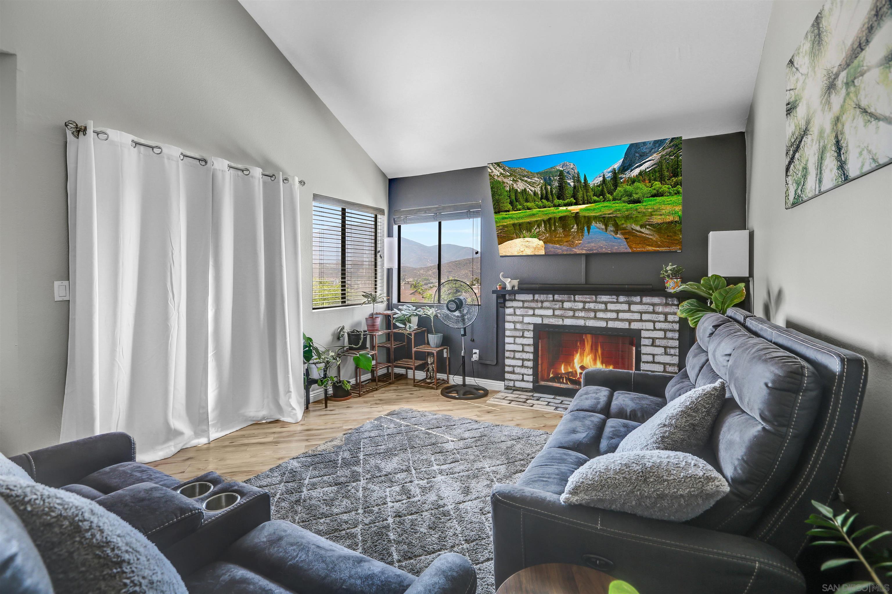 Detail Gallery Image 4 of 22 For 3049  Golden Oak Way, Spring Valley,  CA 91978 - 2 Beds | 2 Baths