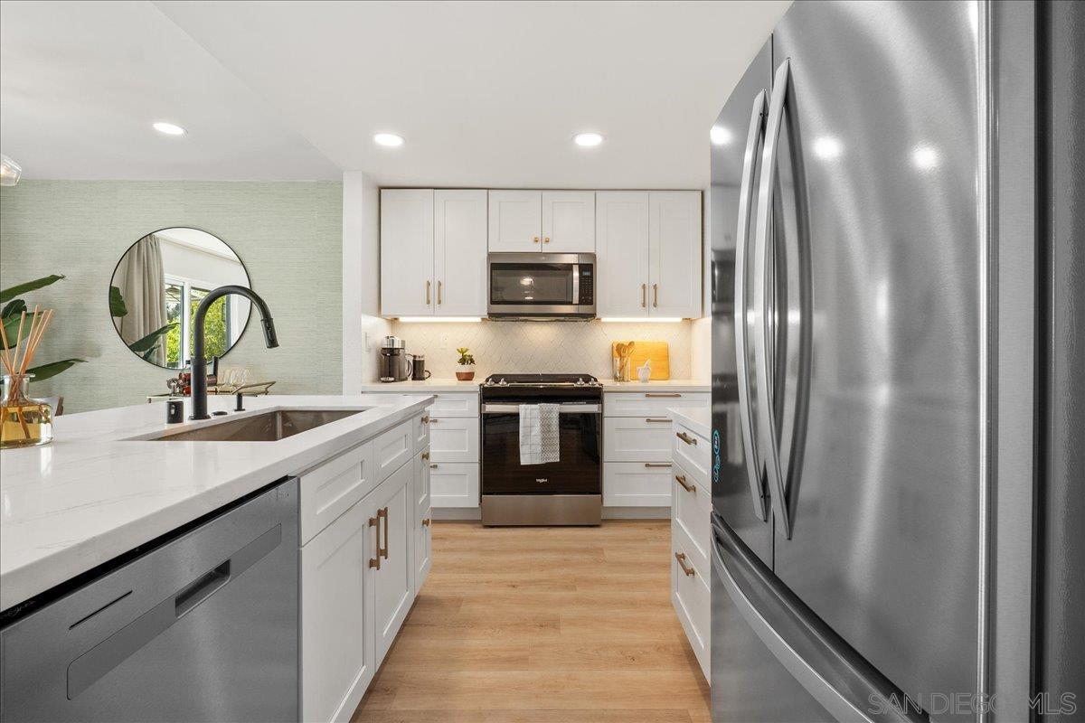 Detail Gallery Image 5 of 27 For 7039  Camino Pacheco, San Diego,  CA 92111 - 3 Beds | 3 Baths