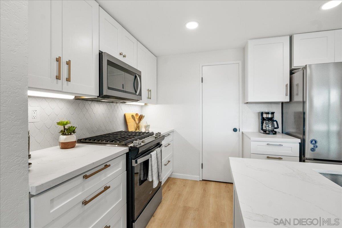 Detail Gallery Image 6 of 27 For 7039  Camino Pacheco, San Diego,  CA 92111 - 3 Beds | 3 Baths