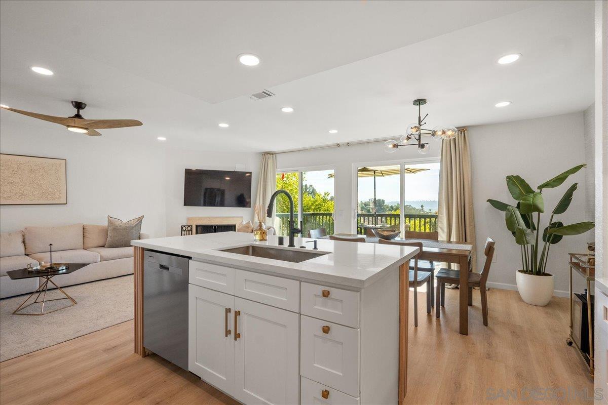 Detail Gallery Image 10 of 27 For 7039  Camino Pacheco, San Diego,  CA 92111 - 3 Beds | 3 Baths