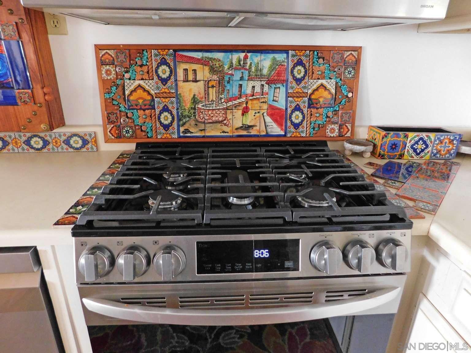 Detail Gallery Image 6 of 15 For 245 W Bobier Dr  Spc 64,  Vista,  CA 92083 - 6 Beds | 2 Baths