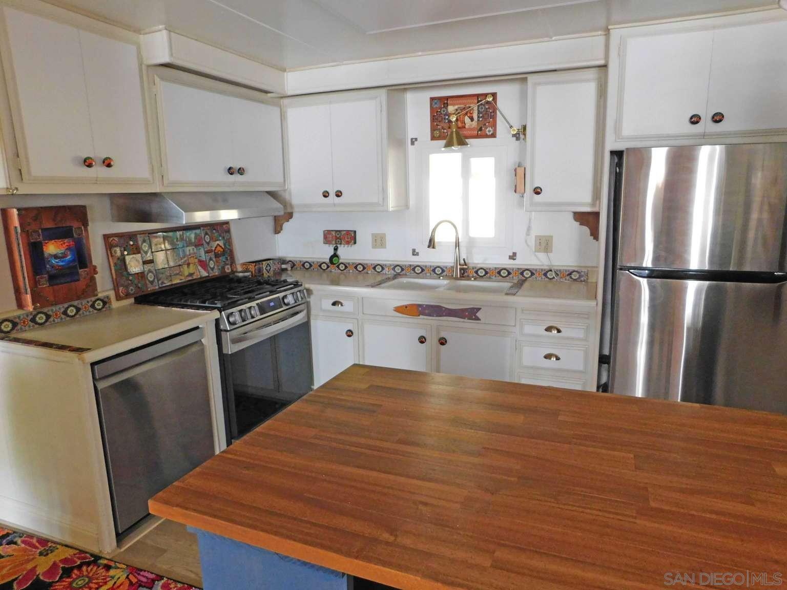 Detail Gallery Image 7 of 15 For 245 W Bobier Dr  Spc 64,  Vista,  CA 92083 - 6 Beds | 2 Baths