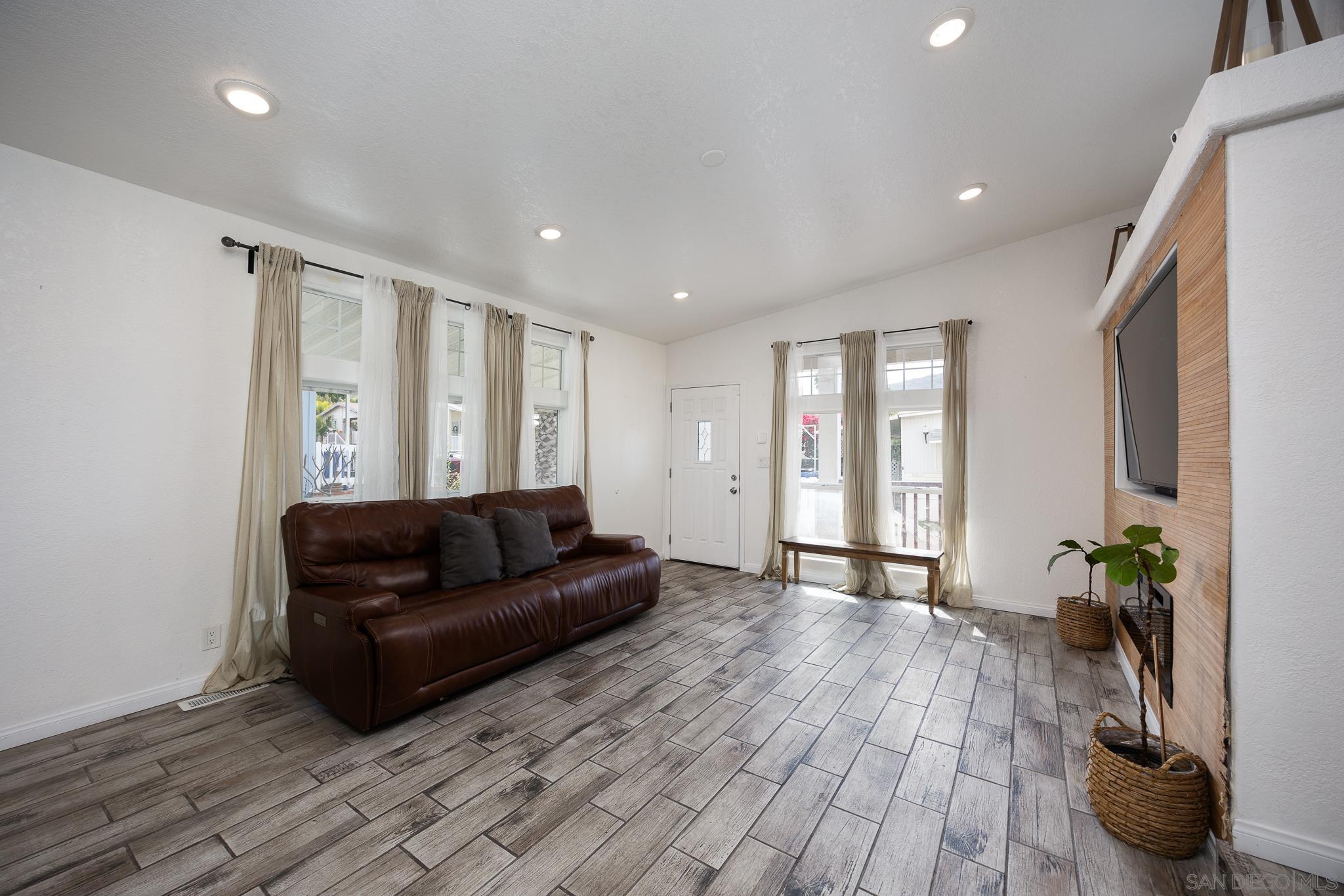 Detail Gallery Image 6 of 32 For 10767  Jamacha Blvd  Spc 44, Spring Valley,  CA 91978 - 4 Beds | 2 Baths