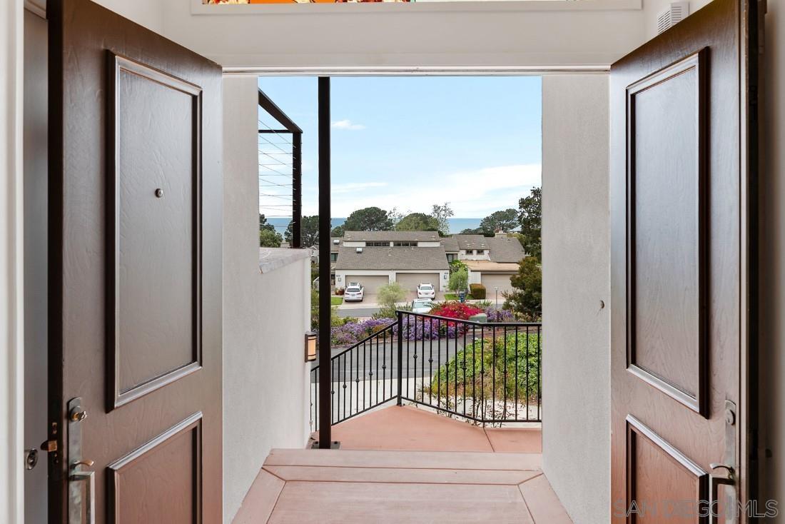 Detail Gallery Image 5 of 52 For 13045  via Esperia, Del Mar,  CA 92014 - 4 Beds | 3 Baths