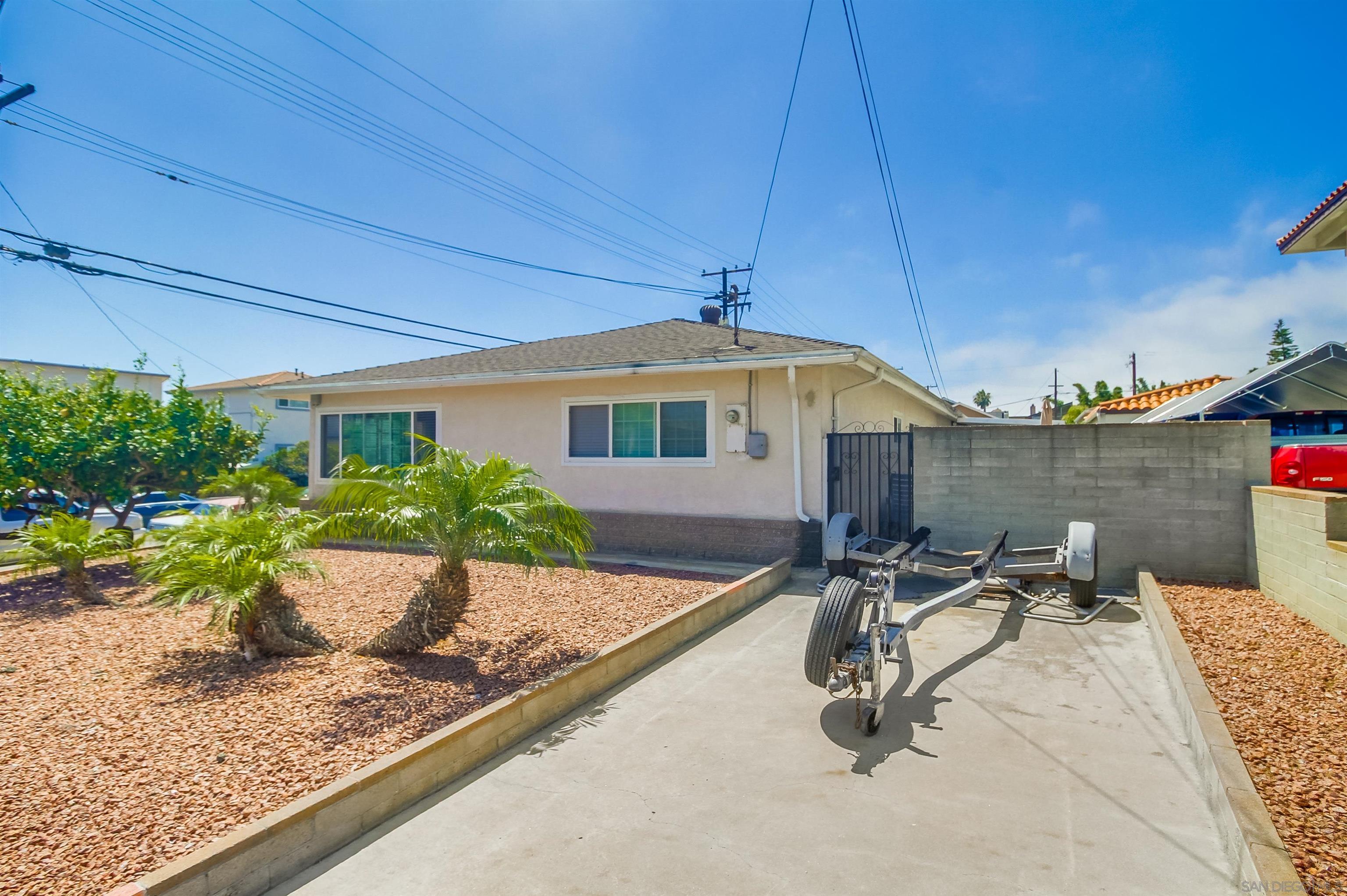 Detail Gallery Image 4 of 37 For 1840  Locust St, San Diego,  CA 92106 - 4 Beds | 2 Baths