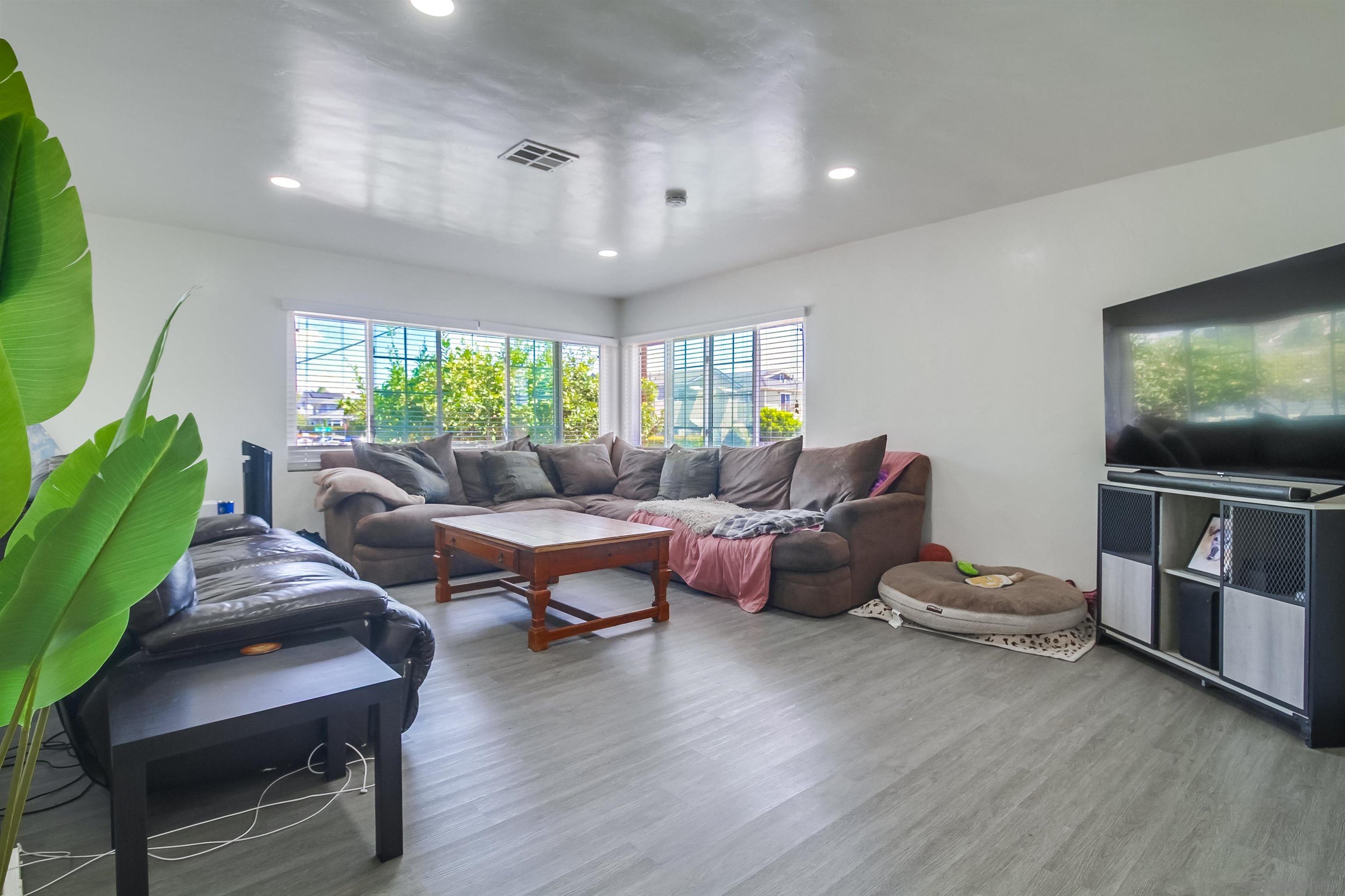 Detail Gallery Image 5 of 37 For 1840  Locust St, San Diego,  CA 92106 - 4 Beds | 2 Baths