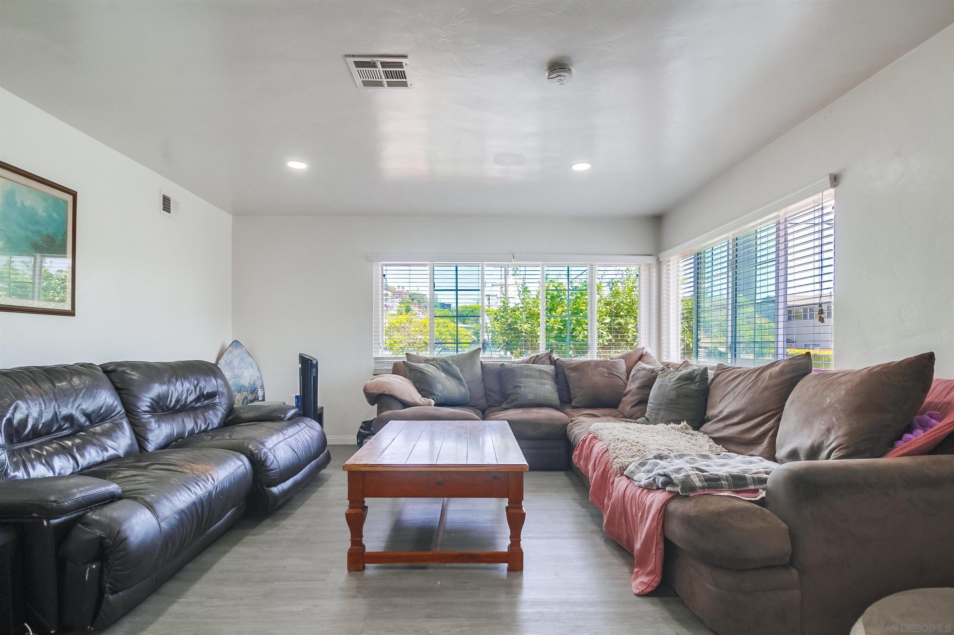 Detail Gallery Image 6 of 37 For 1840  Locust St, San Diego,  CA 92106 - 4 Beds | 2 Baths