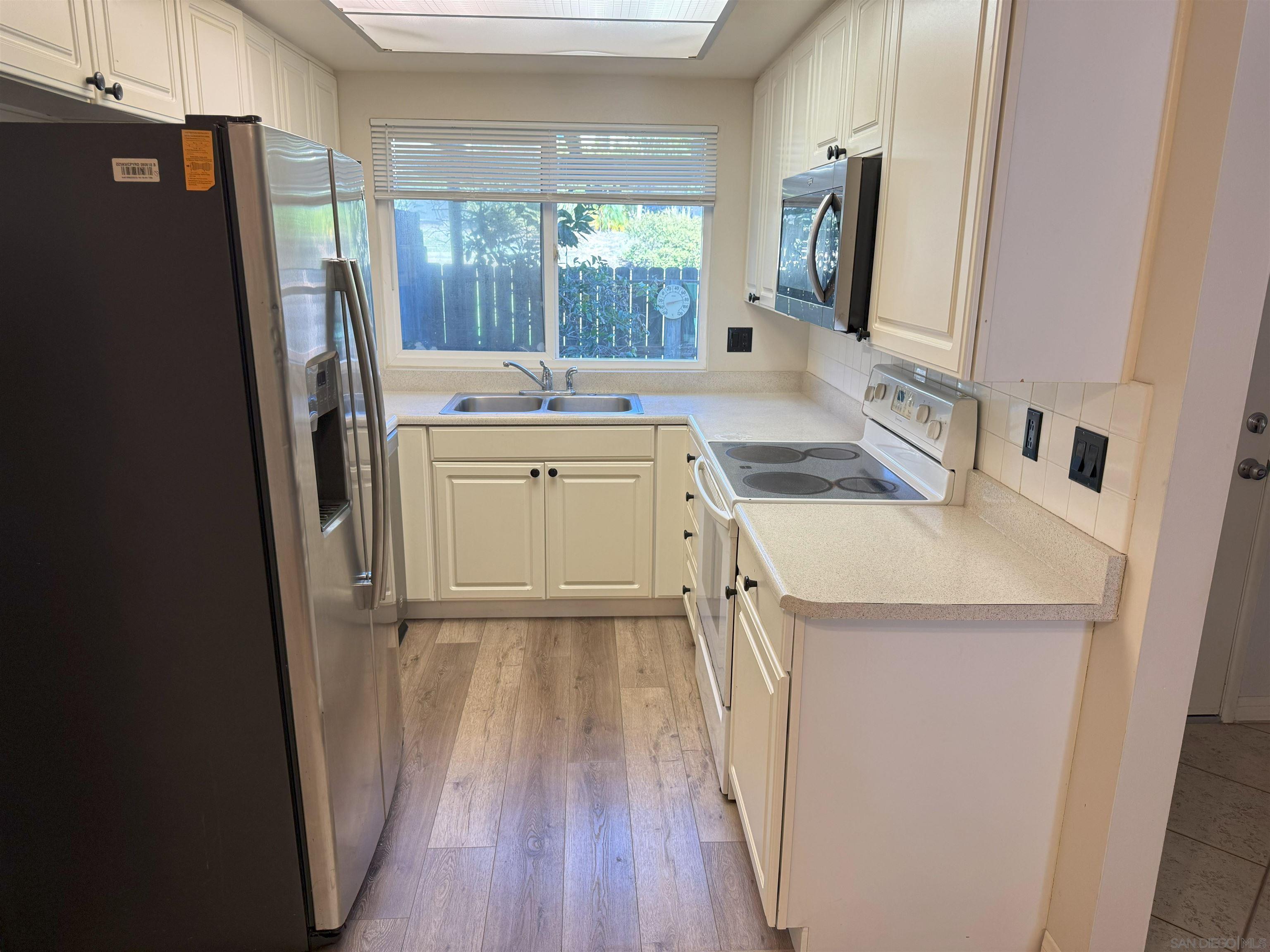 Detail Gallery Image 2 of 17 For 9595  Easter Way  8, San Diego,  CA 92121 - 2 Beds | 2/1 Baths