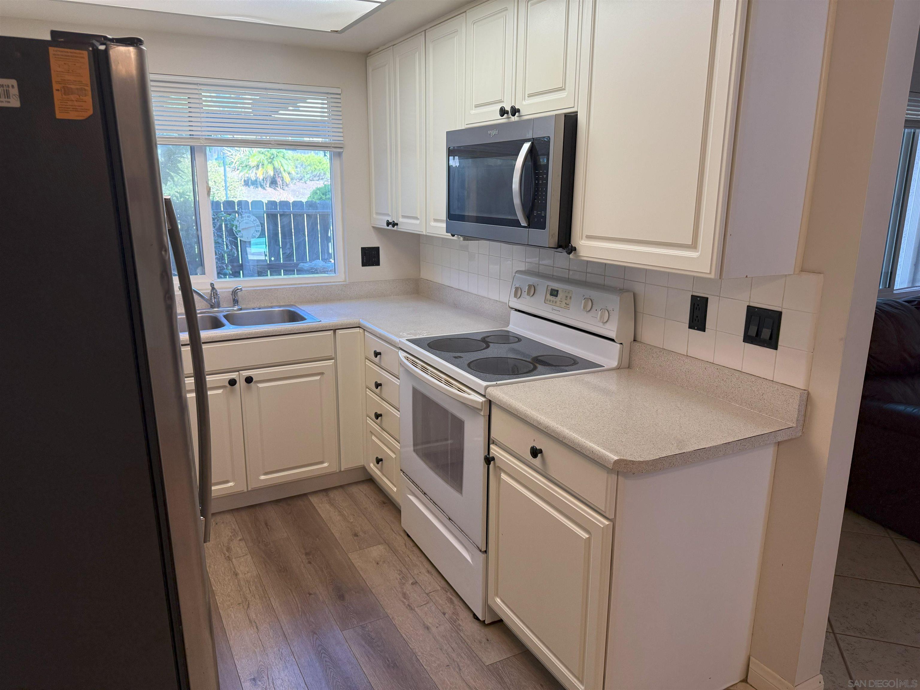 Detail Gallery Image 4 of 17 For 9595  Easter Way  8, San Diego,  CA 92121 - 2 Beds | 2/1 Baths