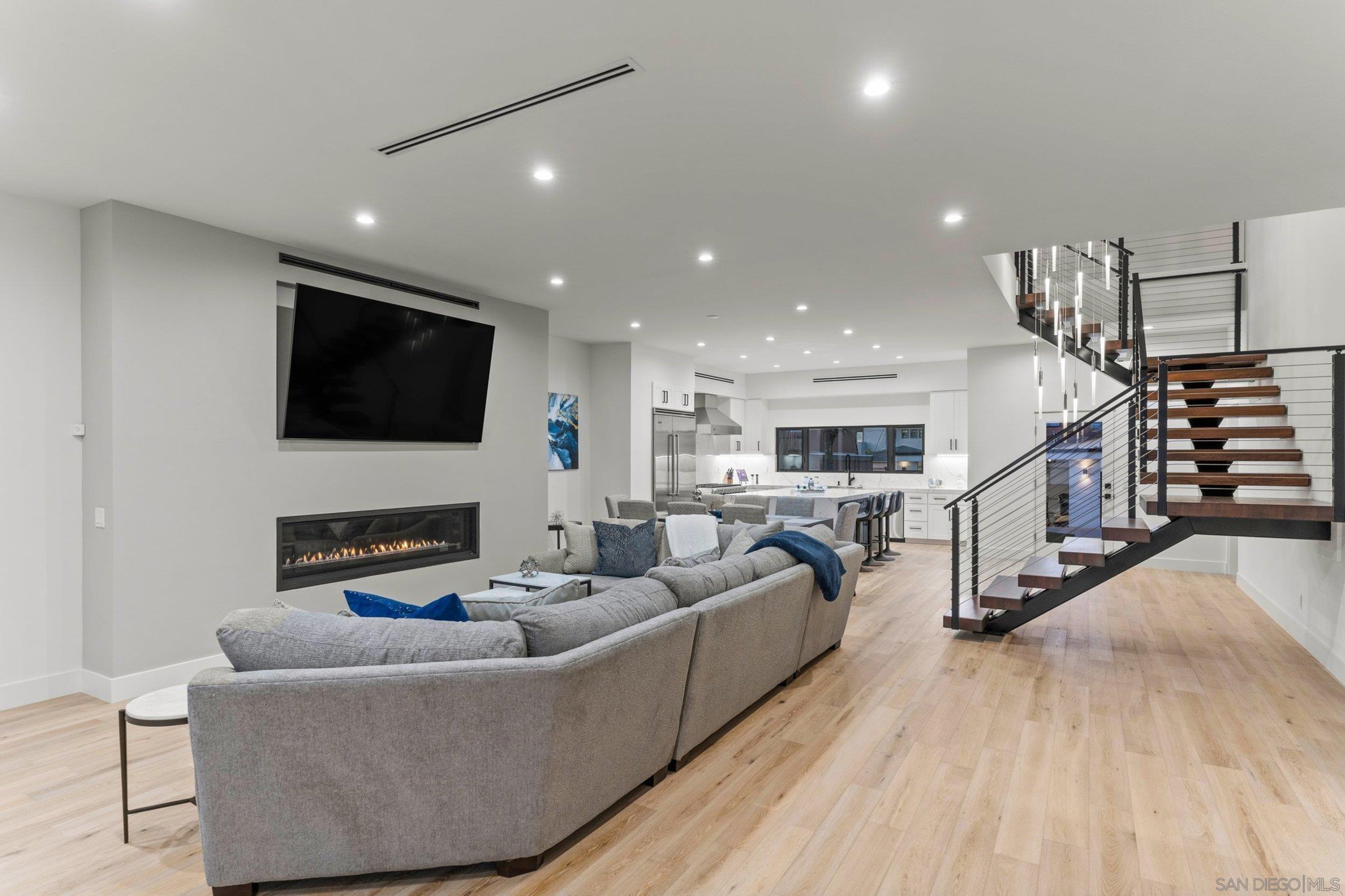 Detail Gallery Image 11 of 53 For 4386  Newport Ave, San Diego,  CA 92107 - 5 Beds | 4/1 Baths