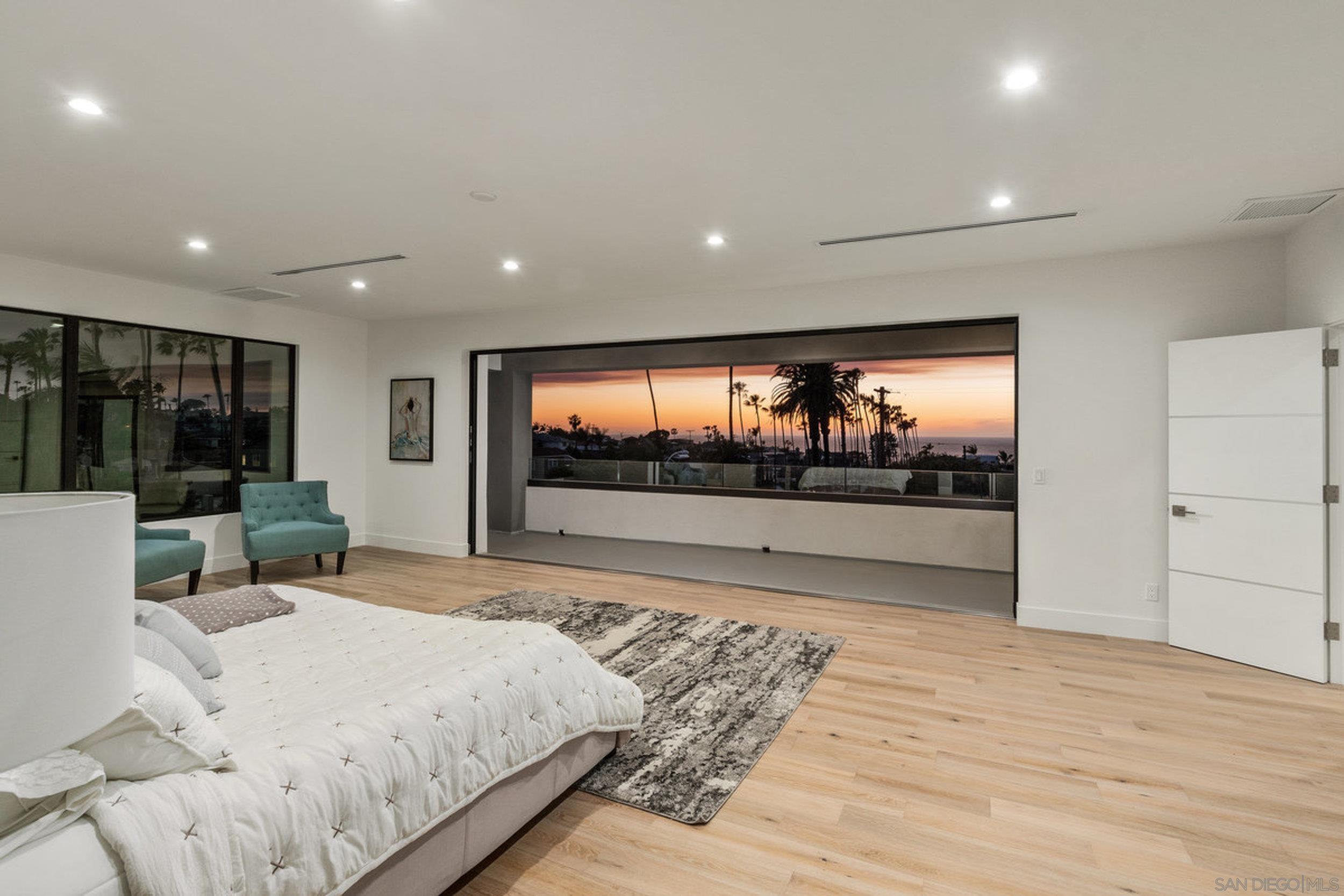 Detail Gallery Image 4 of 53 For 4386  Newport Ave, San Diego,  CA 92107 - 5 Beds | 4/1 Baths