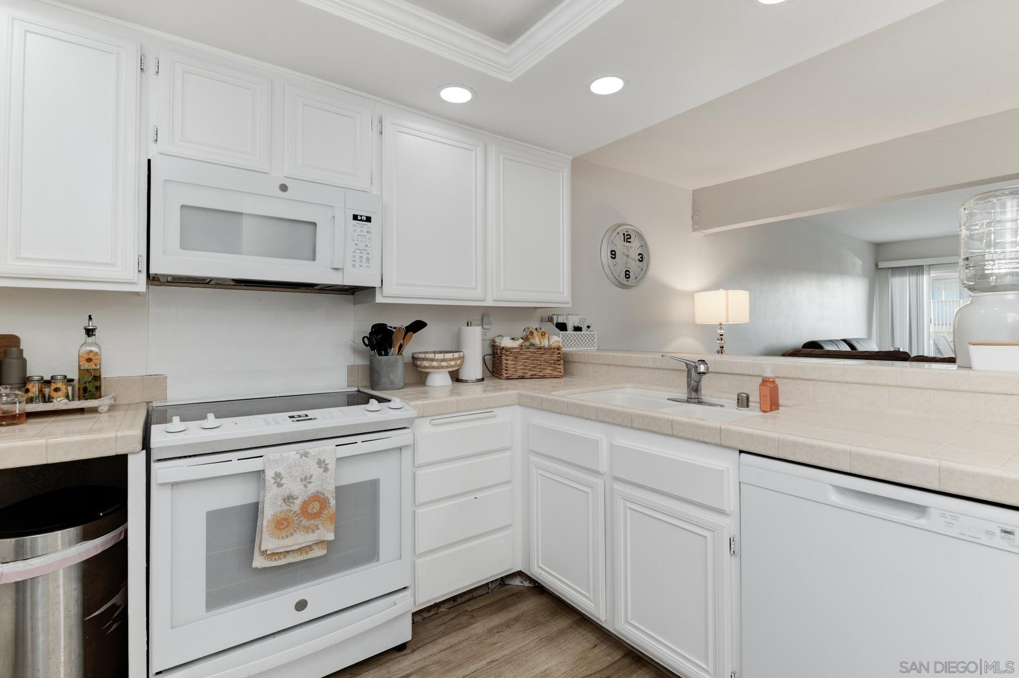 Detail Gallery Image 5 of 32 For 6877  Caminito Mundo  #25,  San Diego,  CA 92119 - 1 Beds | 1/1 Baths