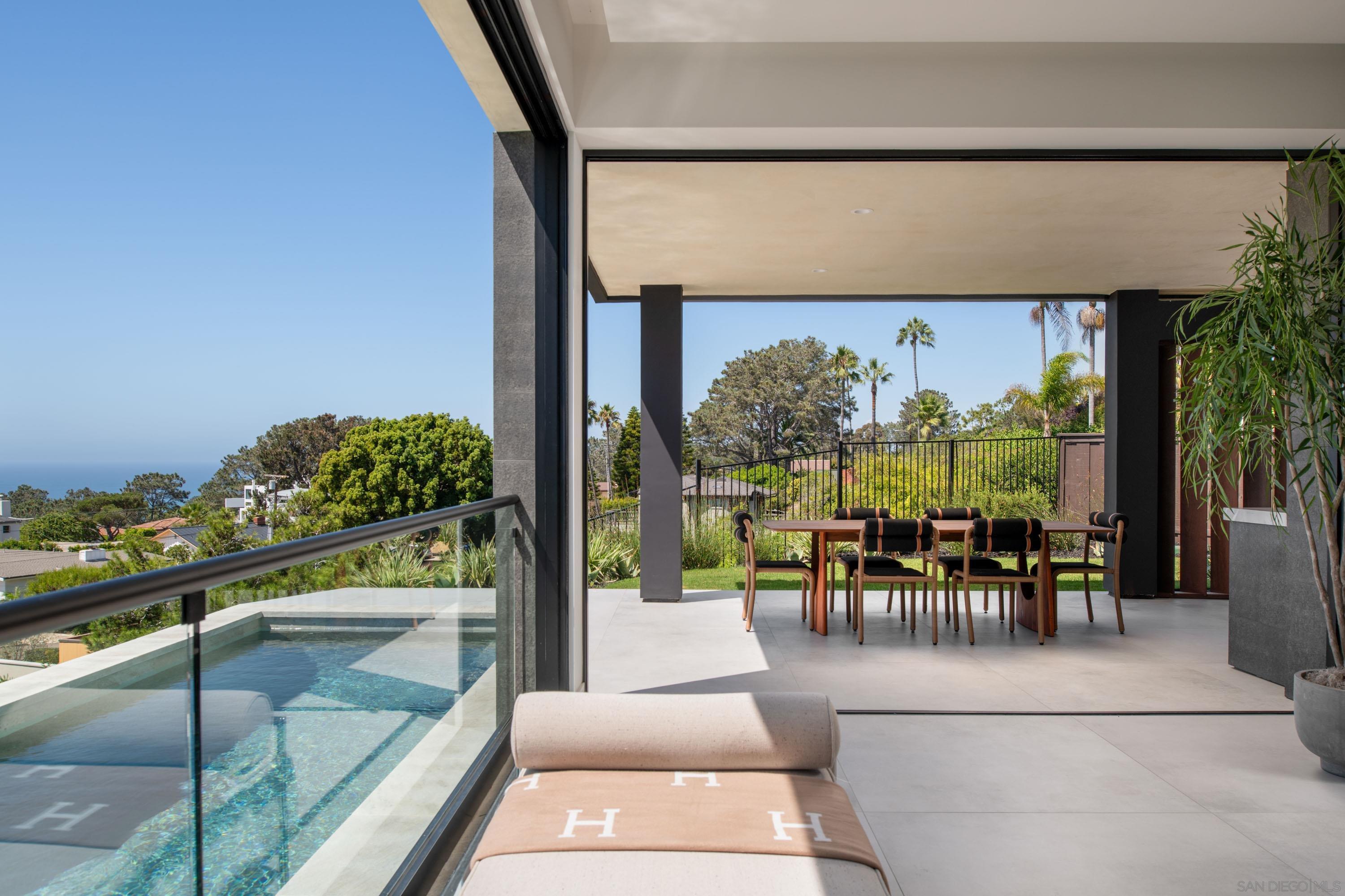 Detail Gallery Image 11 of 36 For 722  Amphitheatre Dr, Del Mar,  CA 92014 - 5 Beds | 5/2 Baths