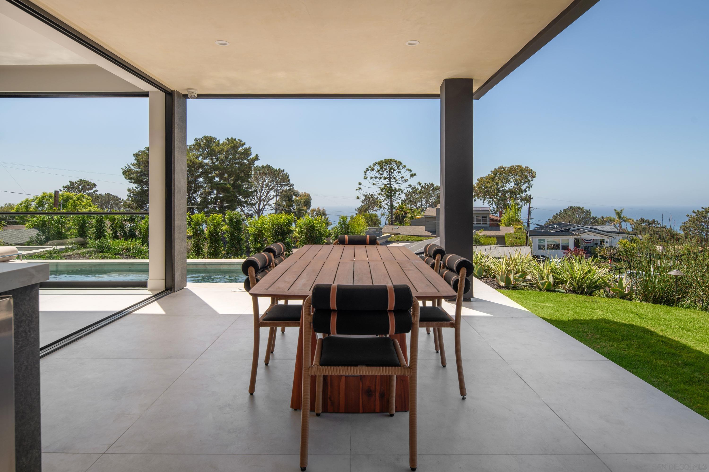 Detail Gallery Image 13 of 36 For 722  Amphitheatre Dr, Del Mar,  CA 92014 - 5 Beds | 5/2 Baths