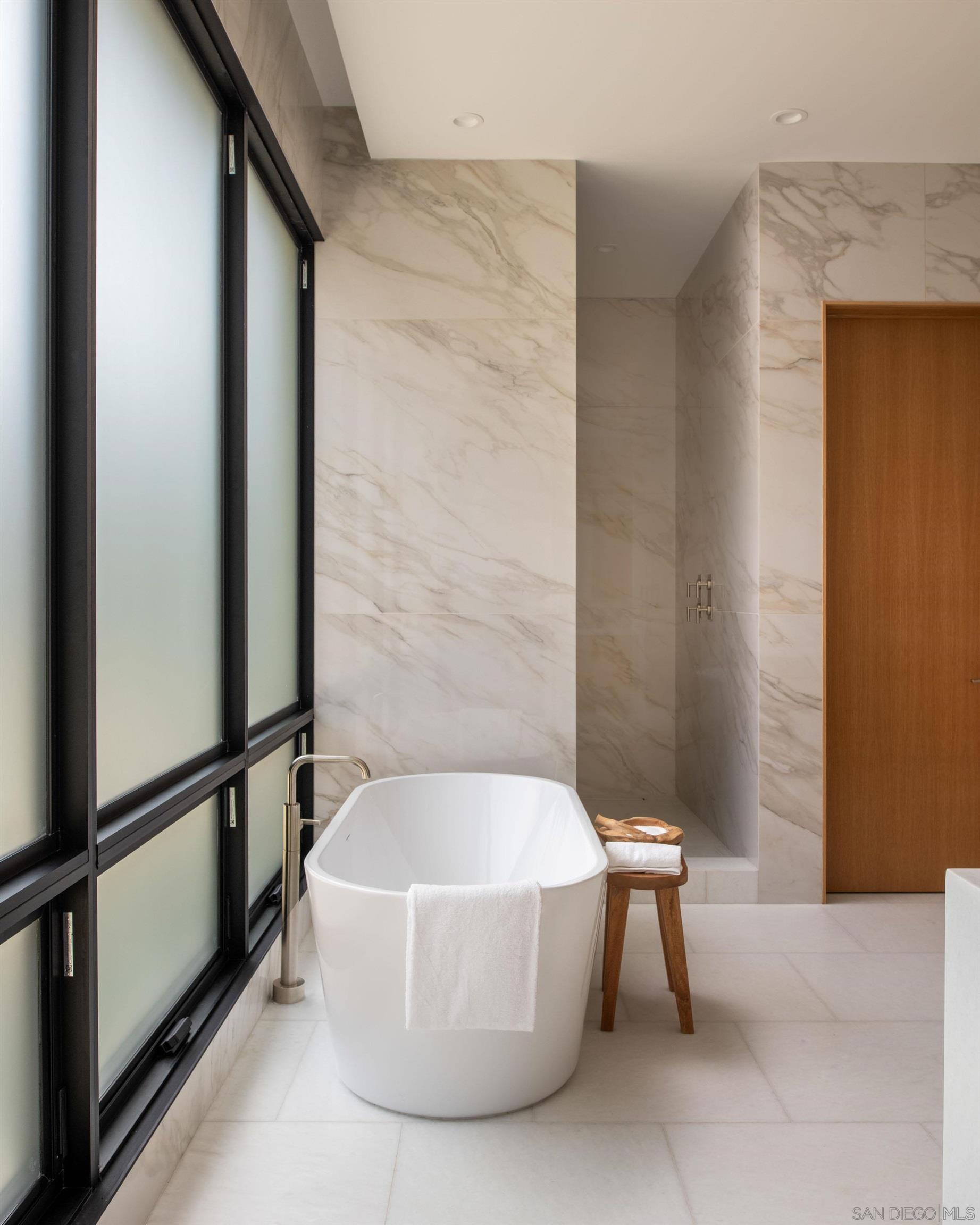 Detail Gallery Image 18 of 36 For 722  Amphitheatre Dr, Del Mar,  CA 92014 - 5 Beds | 5/2 Baths