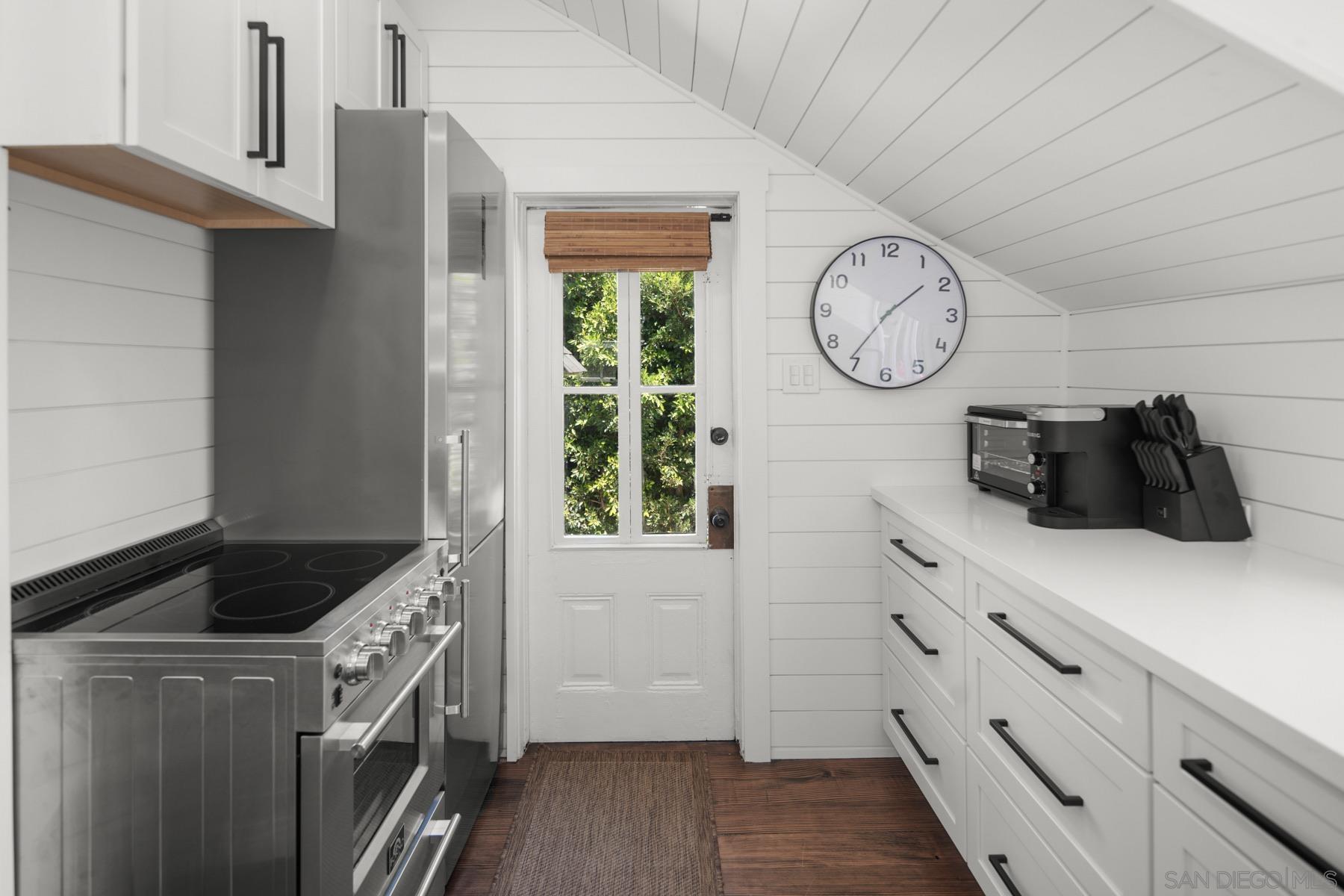 Detail Gallery Image 17 of 42 For 1021  E Ave, Coronado,  CA 92118 - 4 Beds | 3/1 Baths